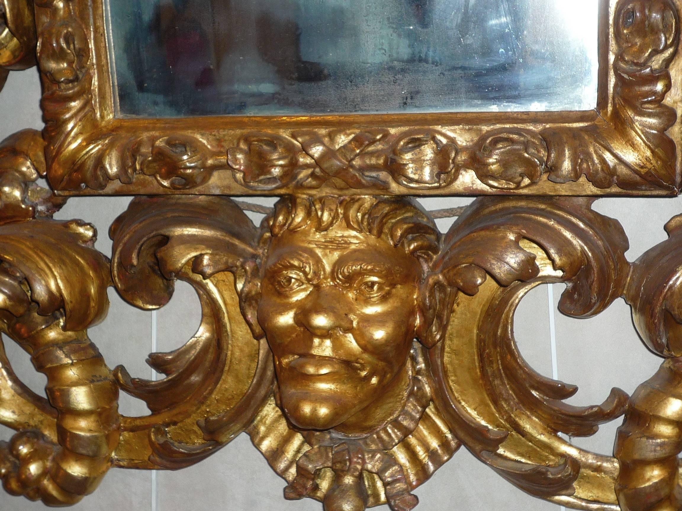 Italian Rare Roman Baroque Carved and Giltwood Mirror, with a Grotesque Head, 1700 For Sale