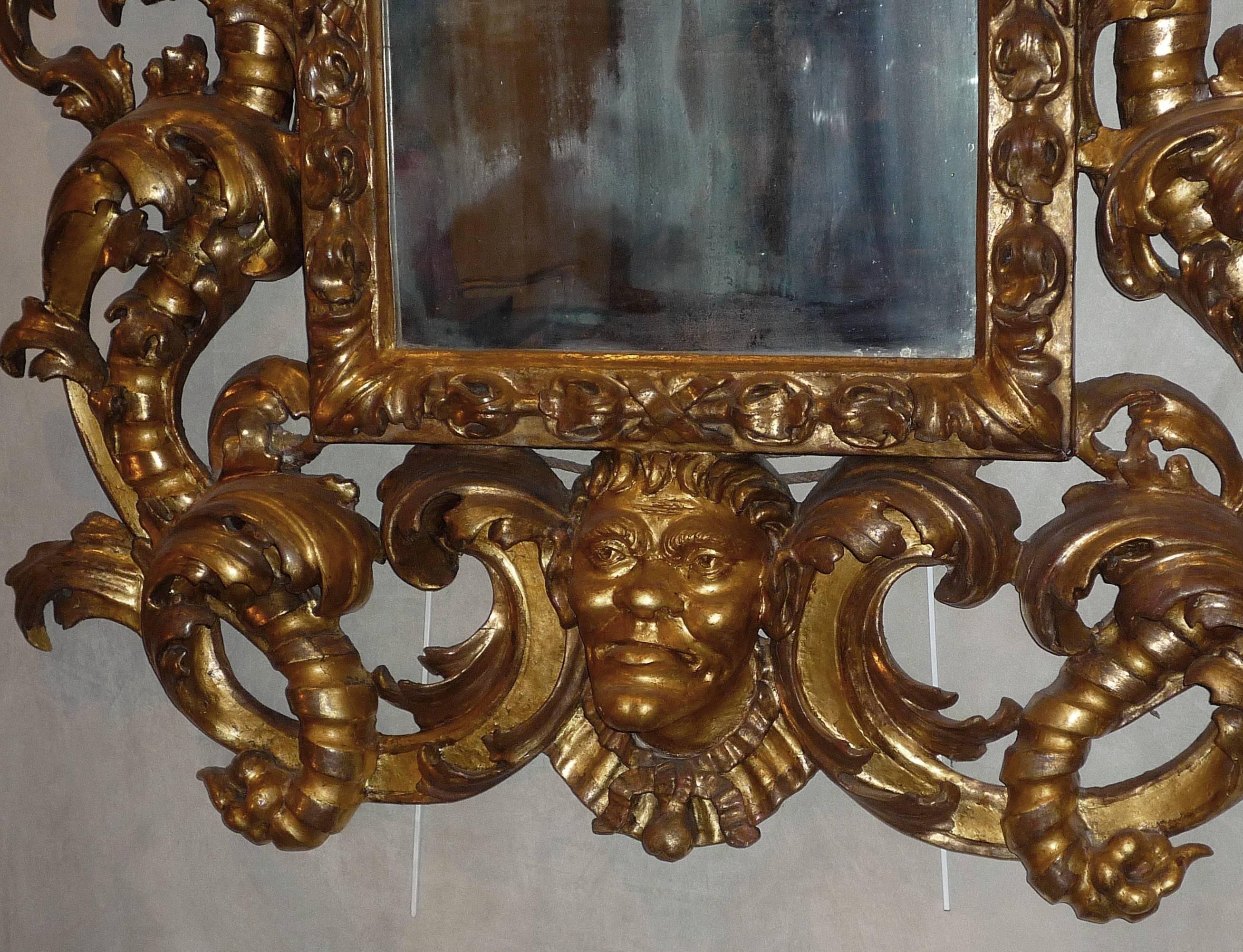 Rare Roman Baroque Carved and Giltwood Mirror, with a Grotesque Head, 1700 In Good Condition For Sale In Paris, FR