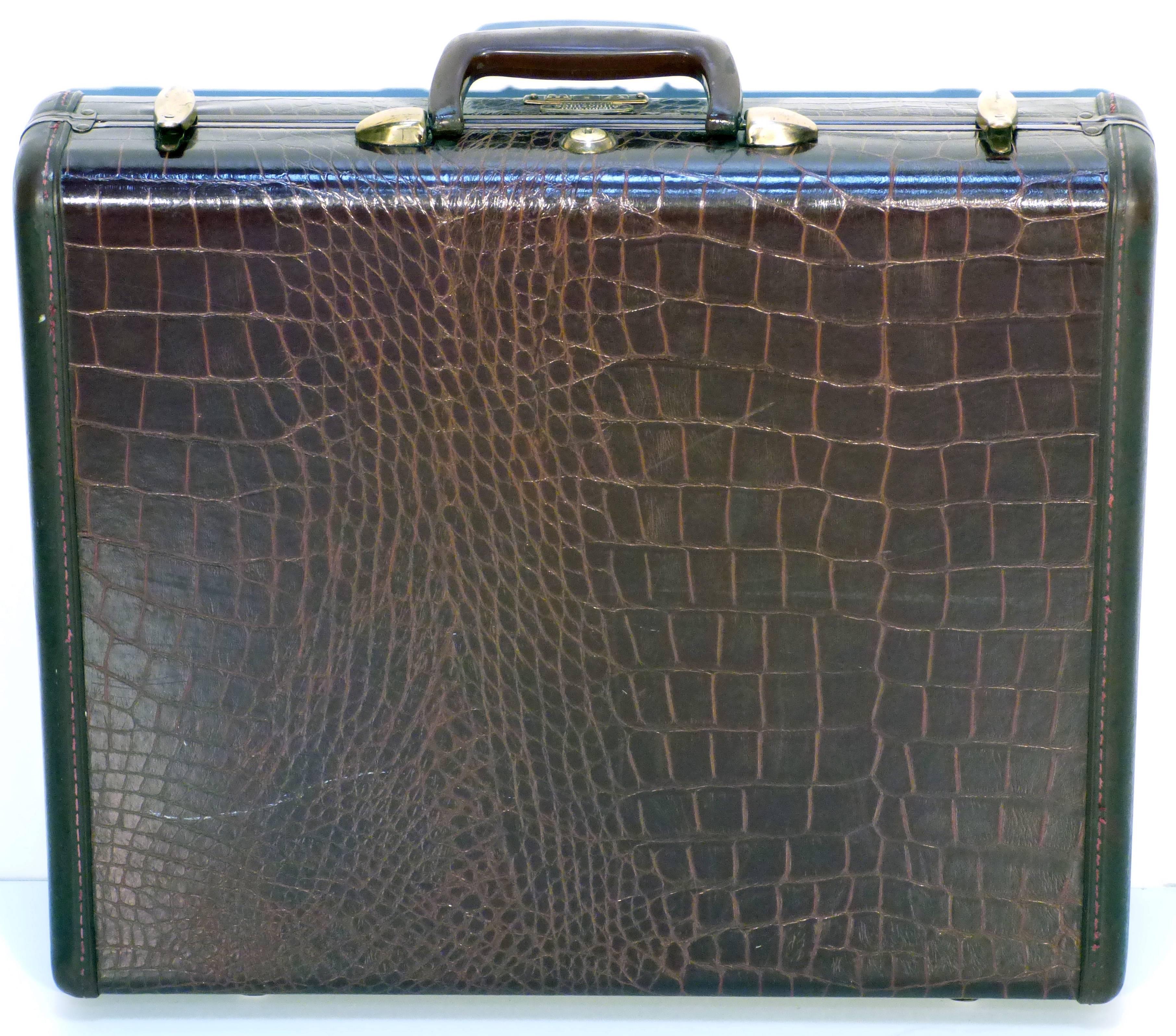 Leather suitcase in embossed-crocodile leather with brass appointments. Clean interior and barley used. 
We have more Samsonite suitcases in our storefront and we'll upload more soon.

For shipping costs, just send us a short message & we'll make