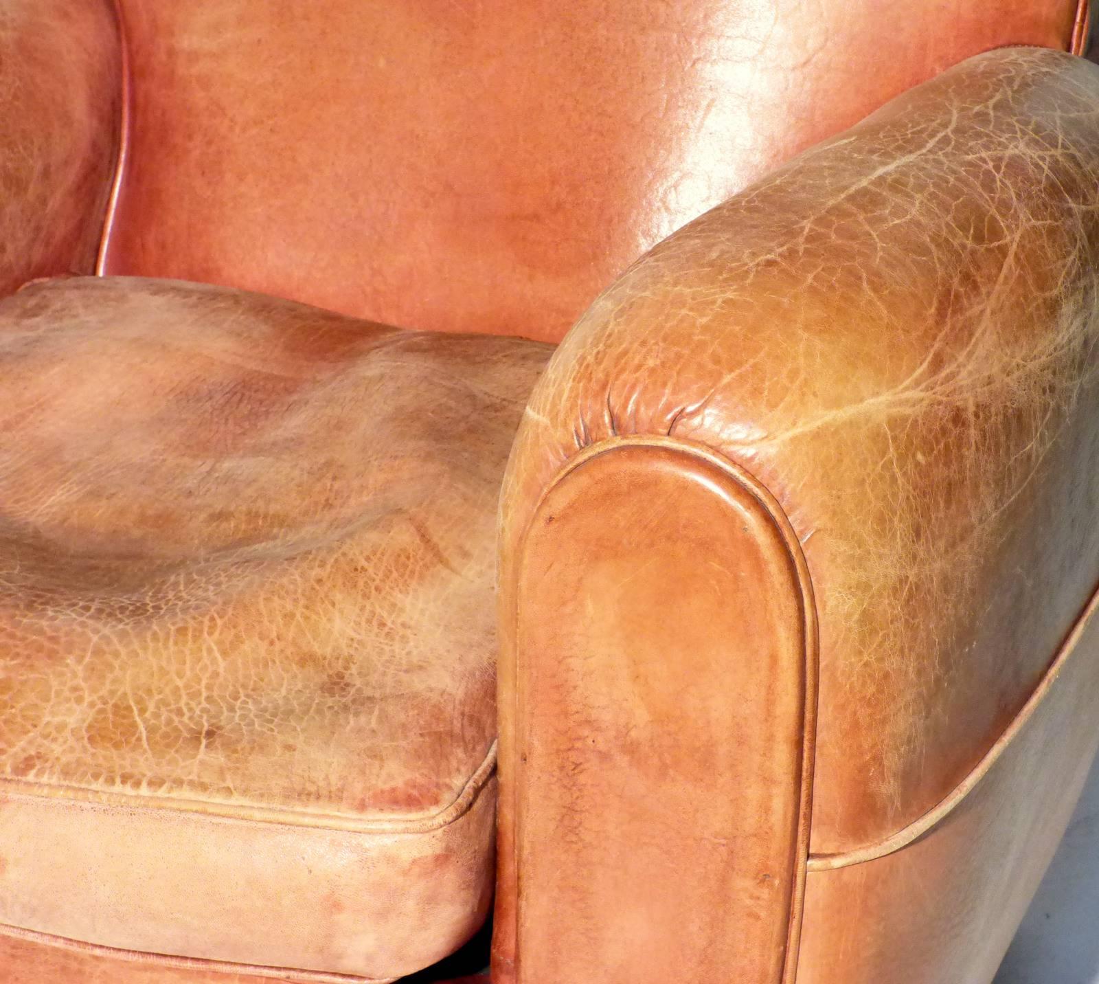 This rare pair of club chairs is in wonderful vintage condition. The rough leather has no scratches and it's in good and vital condition.
The cushion is still stiff and not sunken.