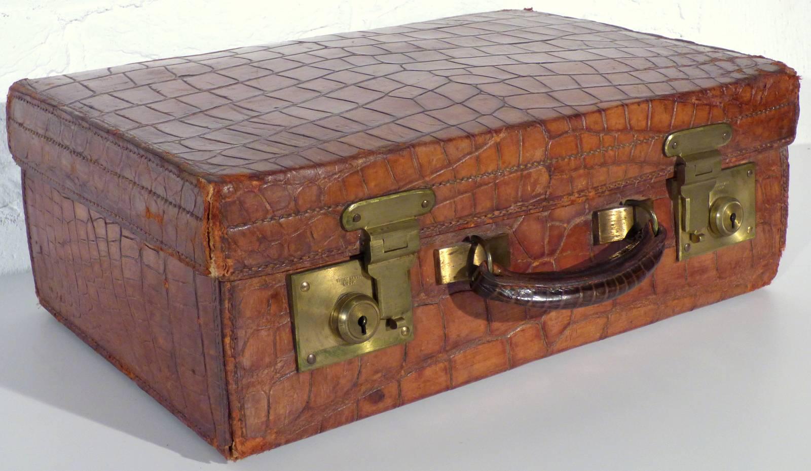 Crocodile Suitcase Luggage from Mid-20th Century In Excellent Condition For Sale In Dusseldorf, NRW
