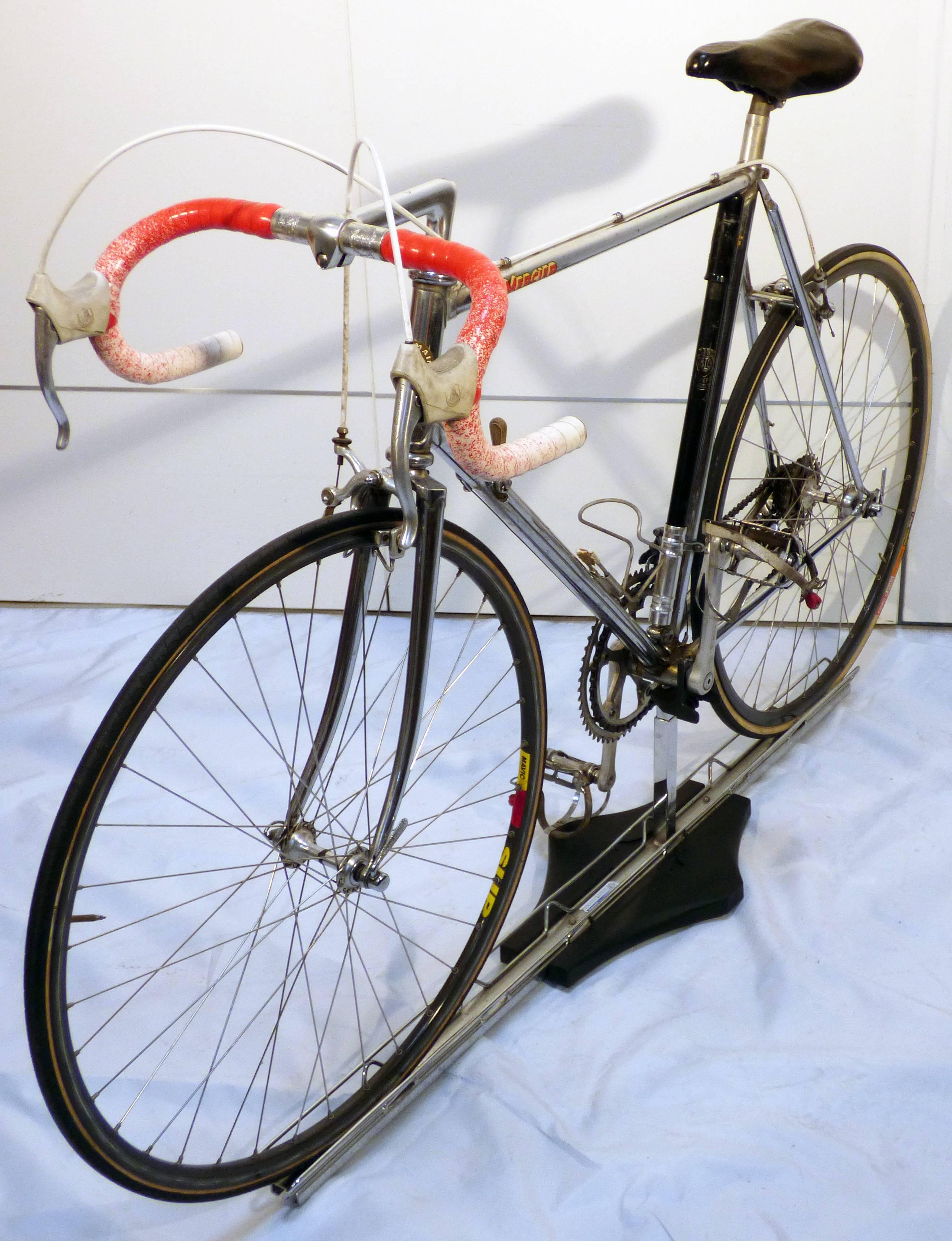 The bike is in wonderful condition and consists largely of its original parts, such as the air pump, its Campagnolo parts, the saddle etc.
It is completely roadworthy and totally unique. 

A wonderful piece for collectors and great