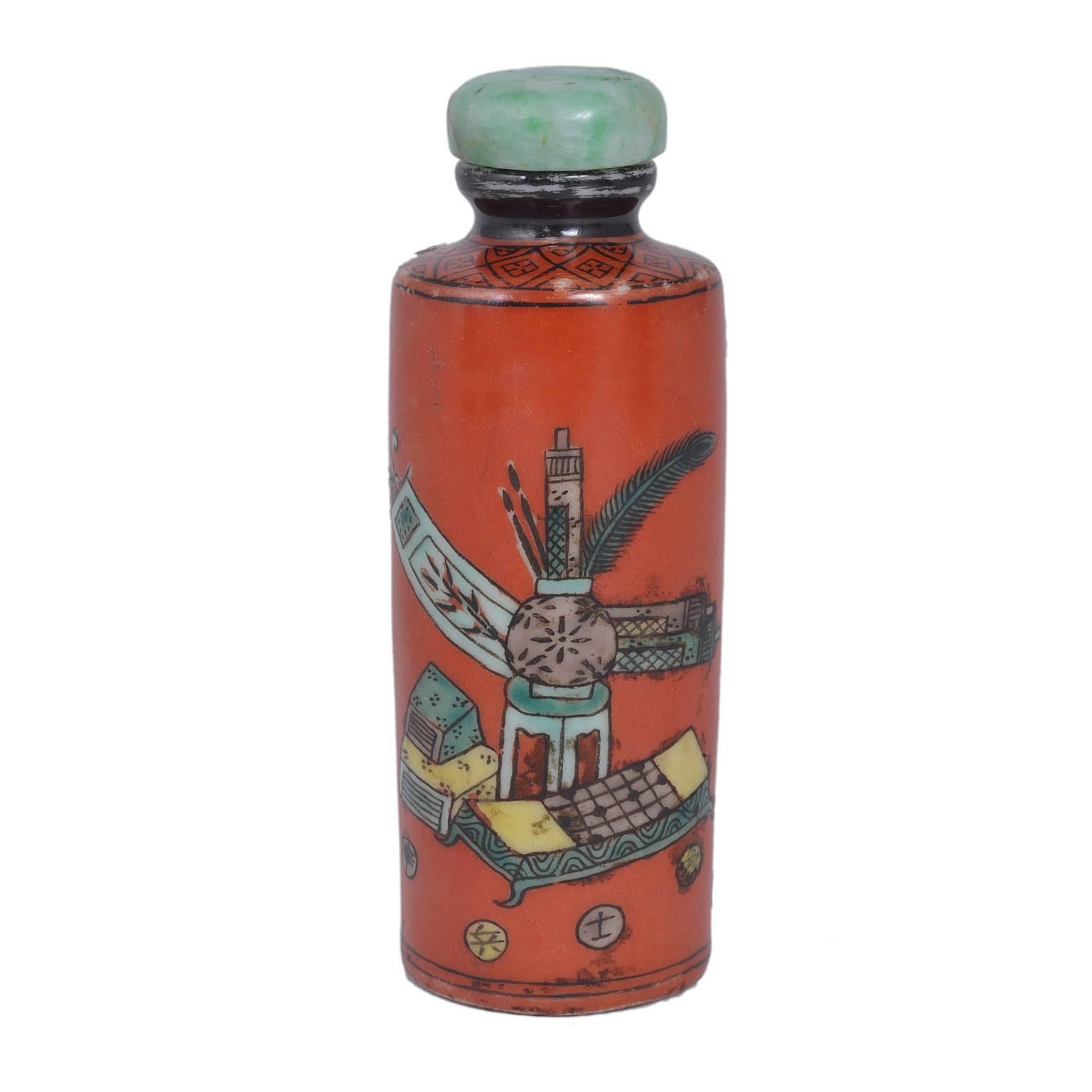 Snuff bottle with mark and period go Guangxu, circa 1900.
Jade lid, antiquities decoration on coral red background.