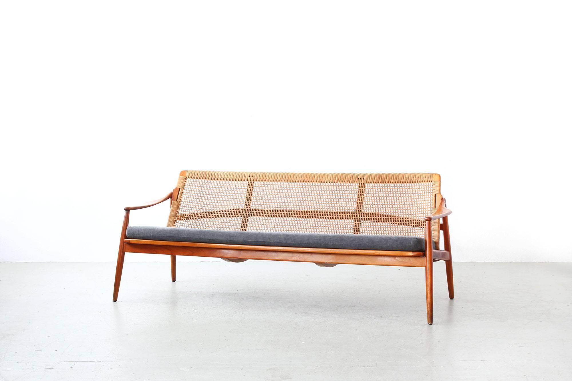 Precioso sofá de Hartmut Lohmeyer para Wilkhahn, diseñado en la década de 1950.
El sofá está en un estado excelente, con apenas señales de uso. El bastón de la espalda está sin daños. Los cojines se han vuelto a tapizar con una tela de alta calidad