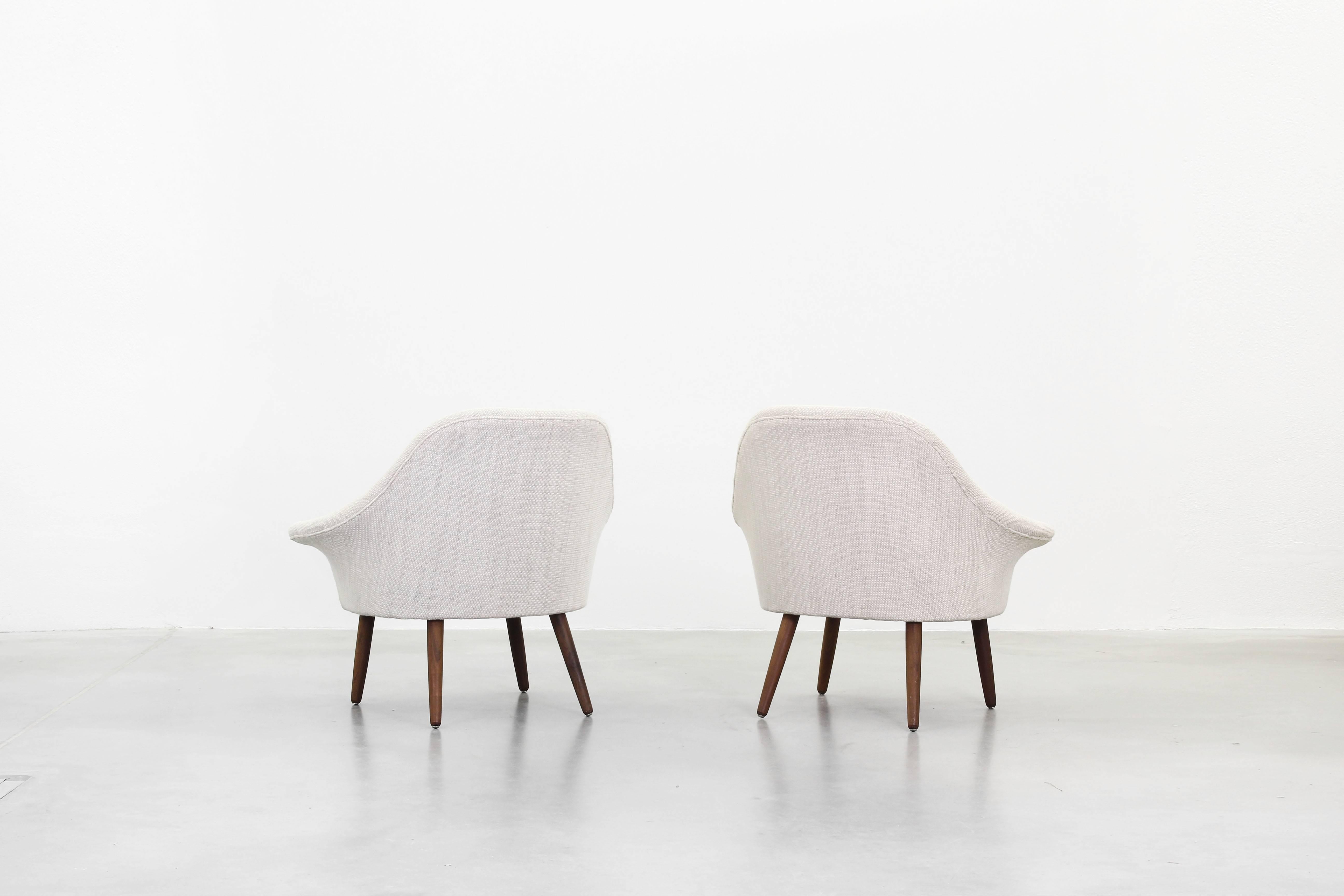 Pair of Danish Lounge Chairs in the Style of Hans Wegner Hans Olsen, Finn Juhl In Excellent Condition In Berlin, DE