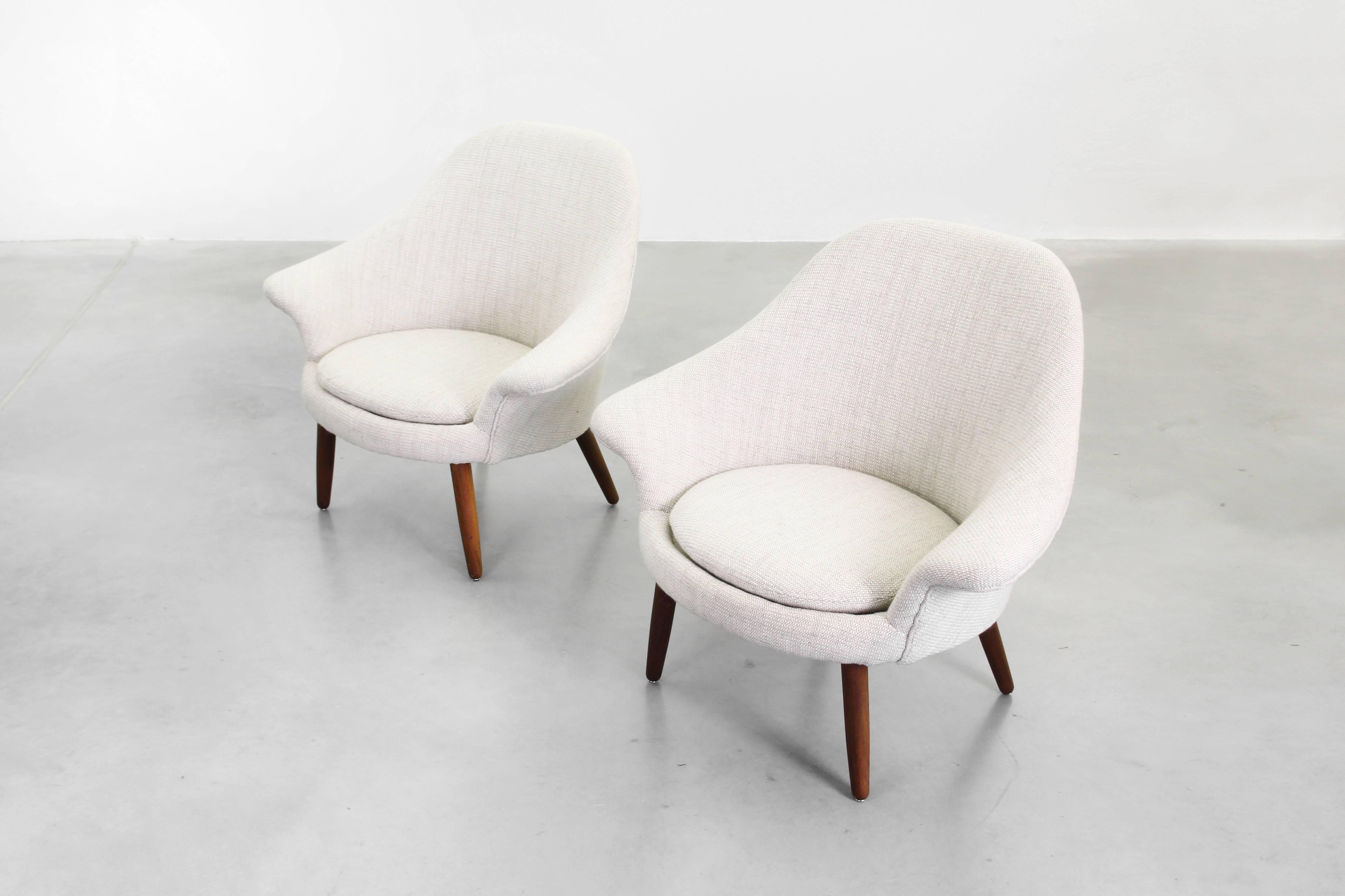 Pair of Danish Lounge Chairs in the Style of Hans Wegner Hans Olsen, Finn Juhl 3