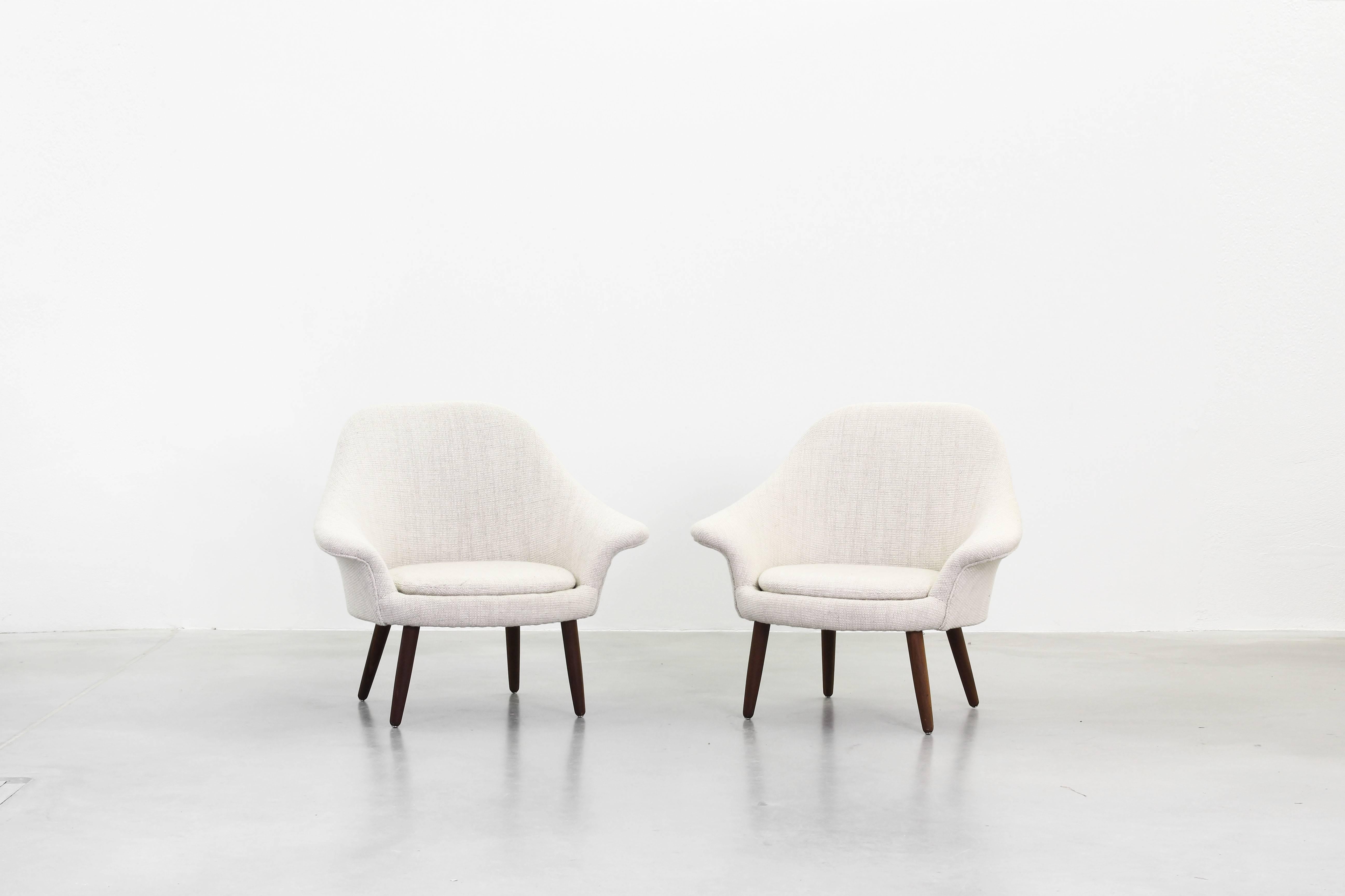 A beautiful pair of lounge chairs in the style of Hans Olsen. Very beautifully shaped and in an excellent condition with just minimal signs of use.