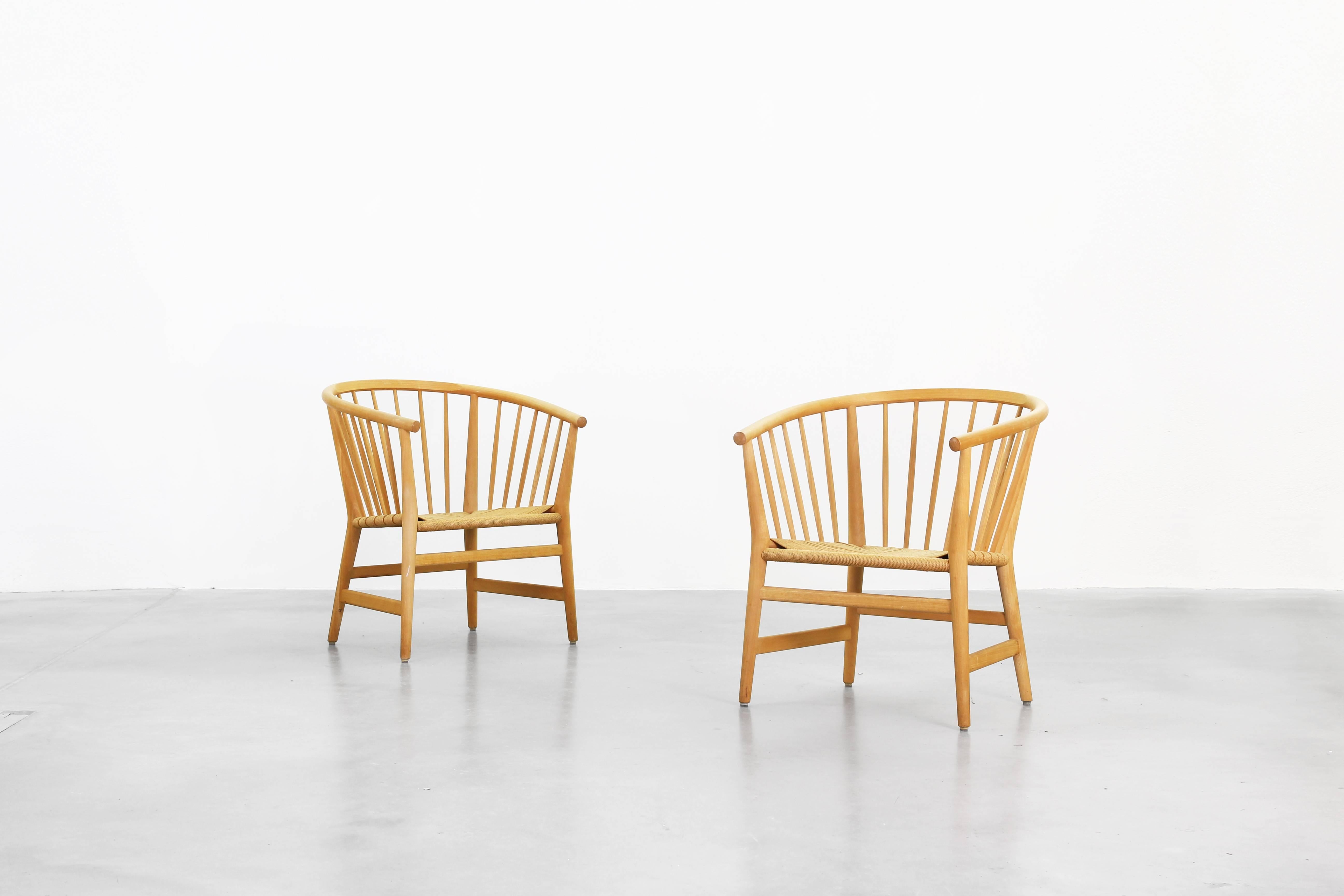 A beautiful pair of Danish lounge chairs by Hans J. Wegner for PP Møbler, designed in 1973. Both lounge chairs are in an excellent condition with just little signs of use. The frame made of beech is stabile, the cane is without any cracks, breaks or