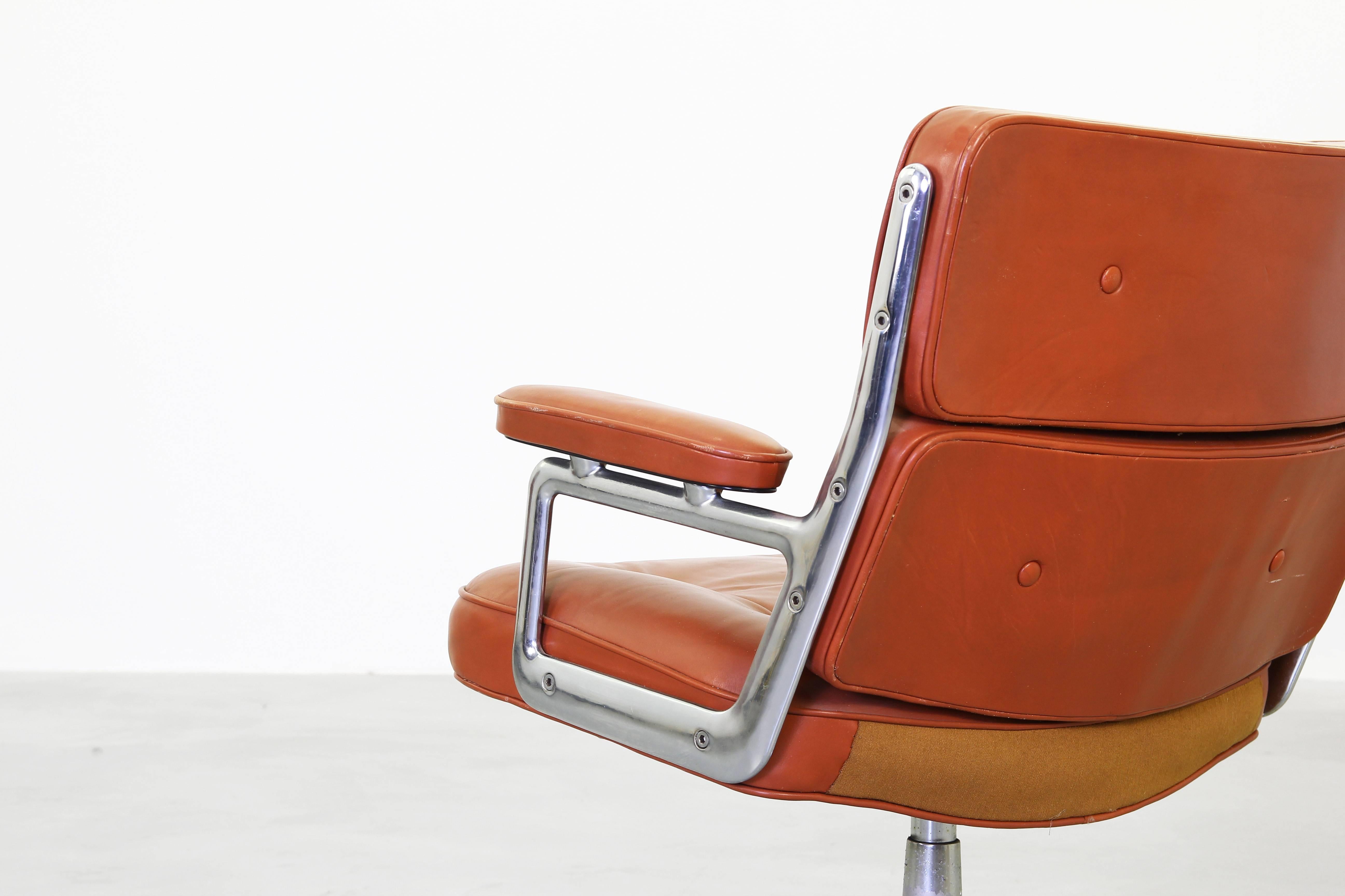 Pair of Lounge Lobby Chairs ES105 by Charles Ray Eames for Herman Miller In Good Condition In Berlin, DE