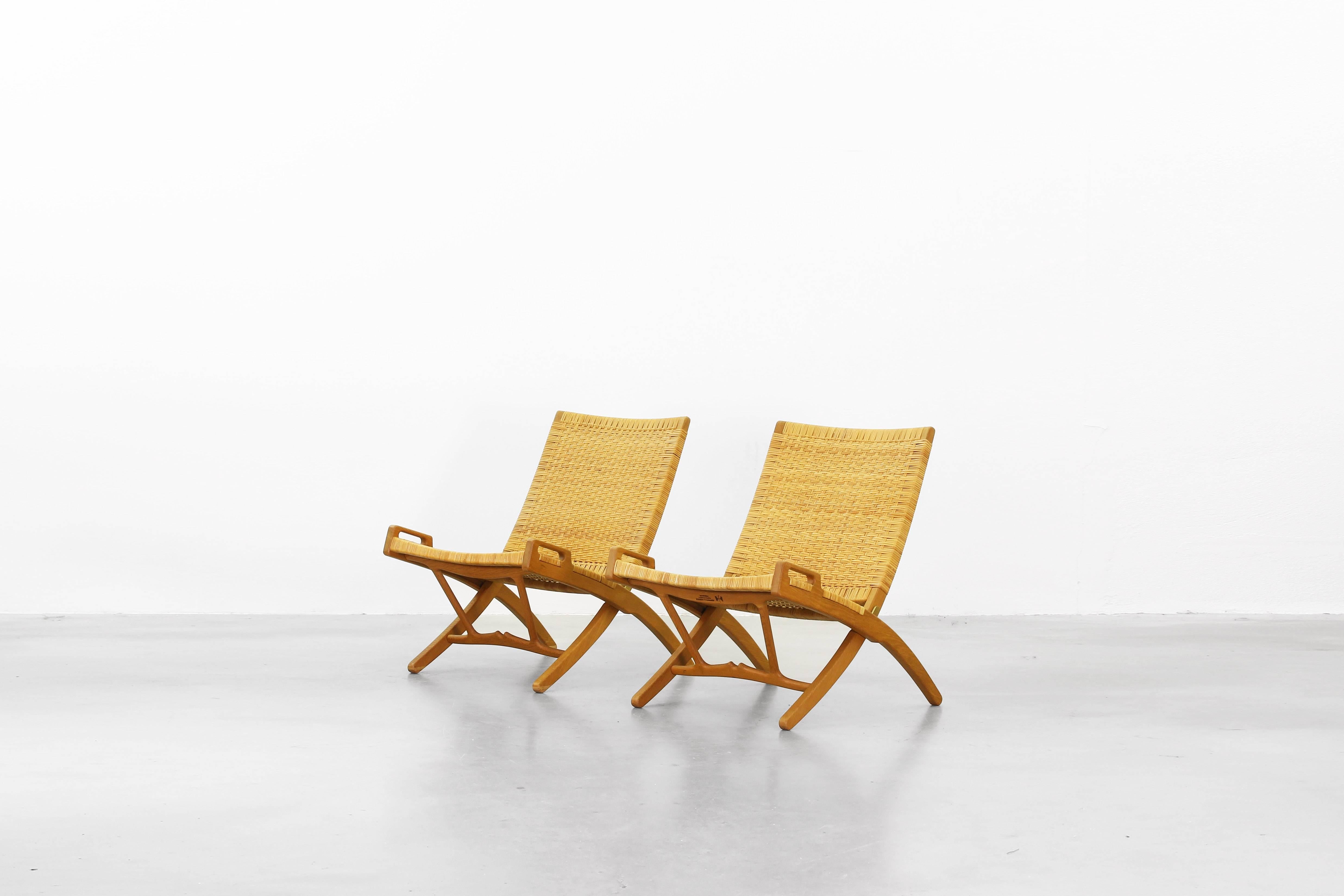 Pair of Folding Lounge Chairs by Hans J. Wegner for Johannes Hansen In Excellent Condition In Berlin, DE