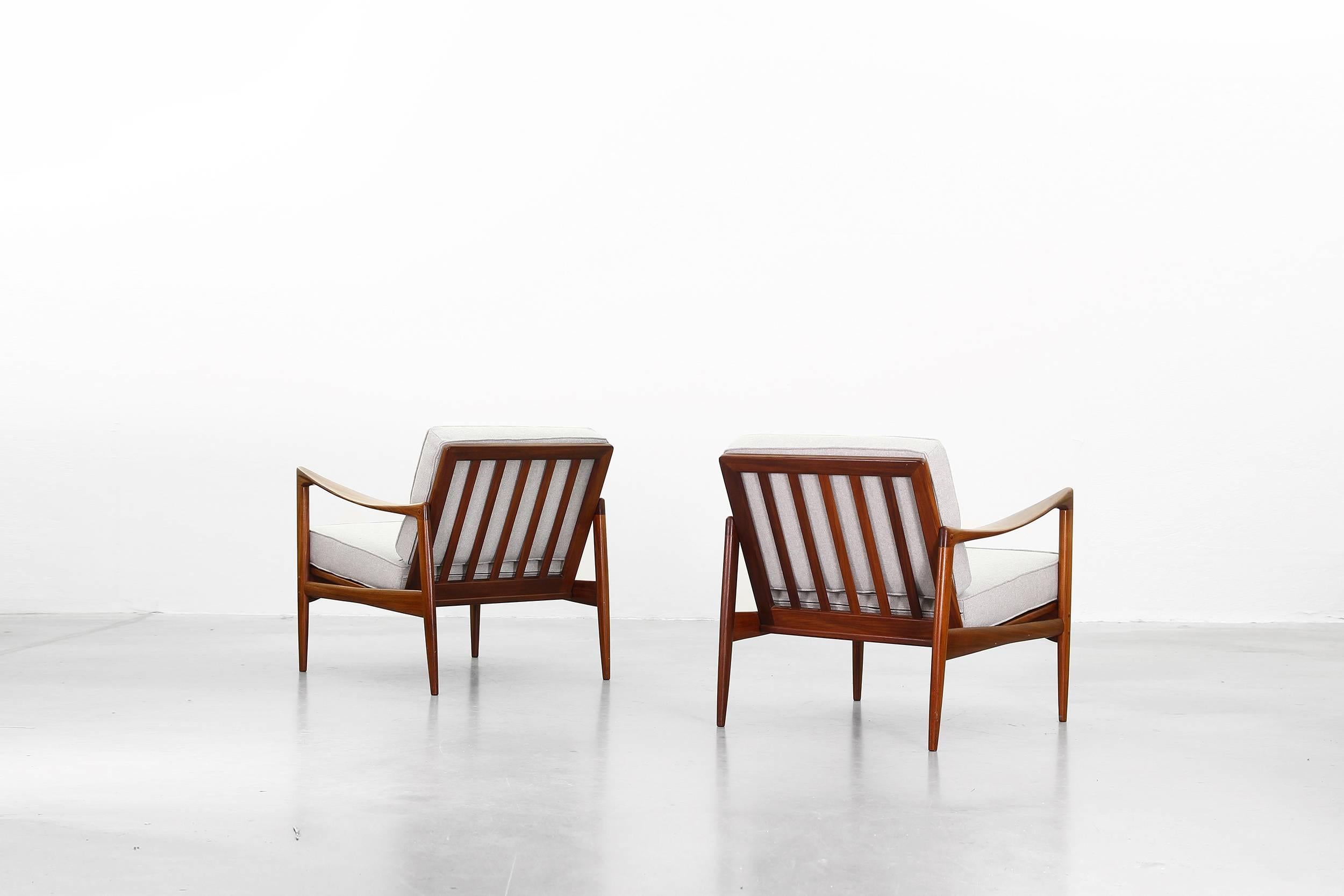 Very beautiful pair of lounge chairs designed by Ib Kofod-Larsen for OPE Møbler, Schweden.
Both chairs are in a wonderful condition with just little traces of usage. The cushions were newly reupholstered with a high quality fabric by Romo.