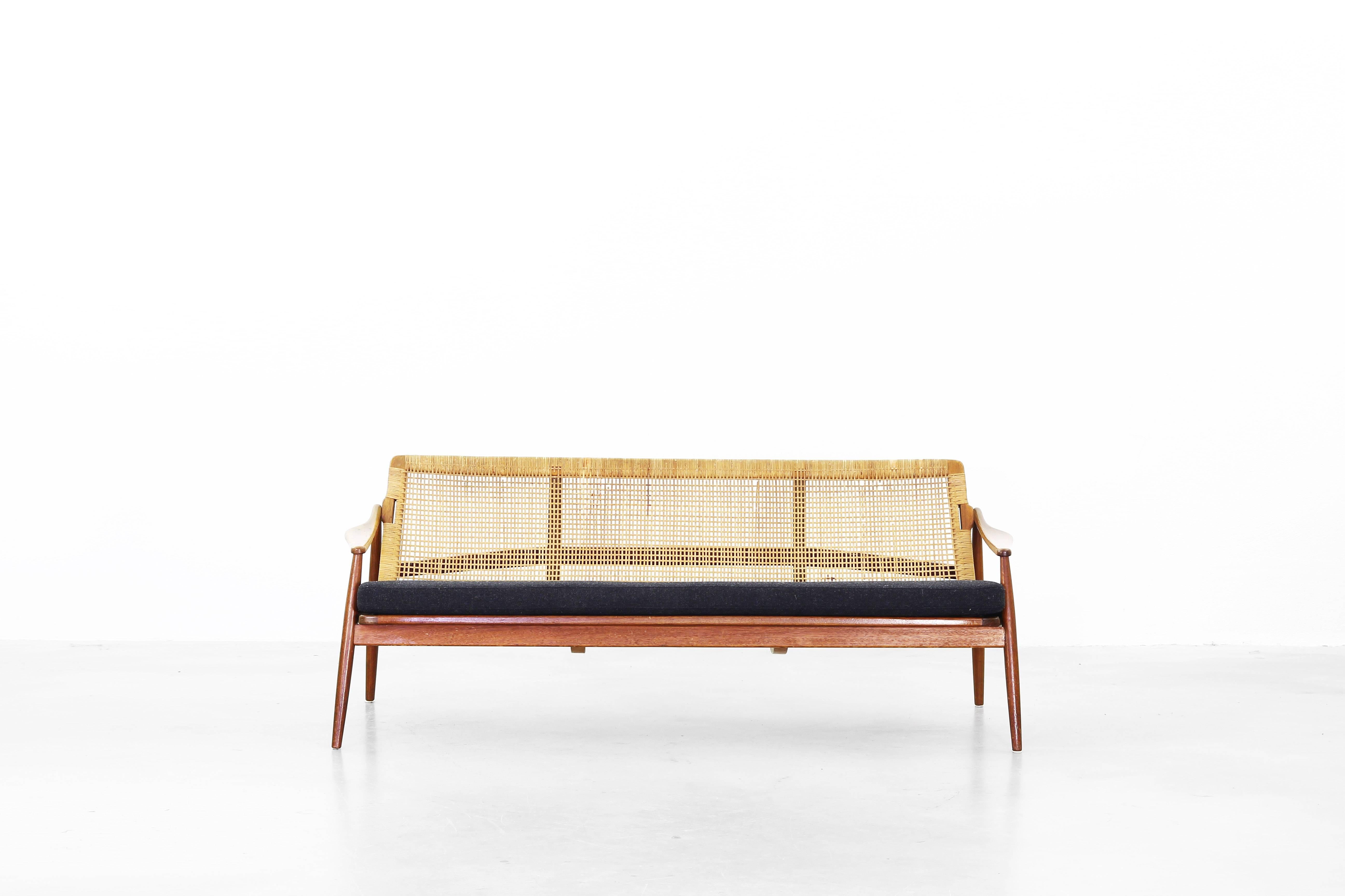 Schönes Sofa von Hartmut Lohmeyer für Wilkhahn, entworfen in den 1950er Jahren.
Das Sofa ist in einem sehr guten Zustand mit nur geringen Gebrauchsspuren. Die Kissen wurden mit einem hochwertigen Stoff von Kvadrat in Dunkelgrau neu gepolstert.