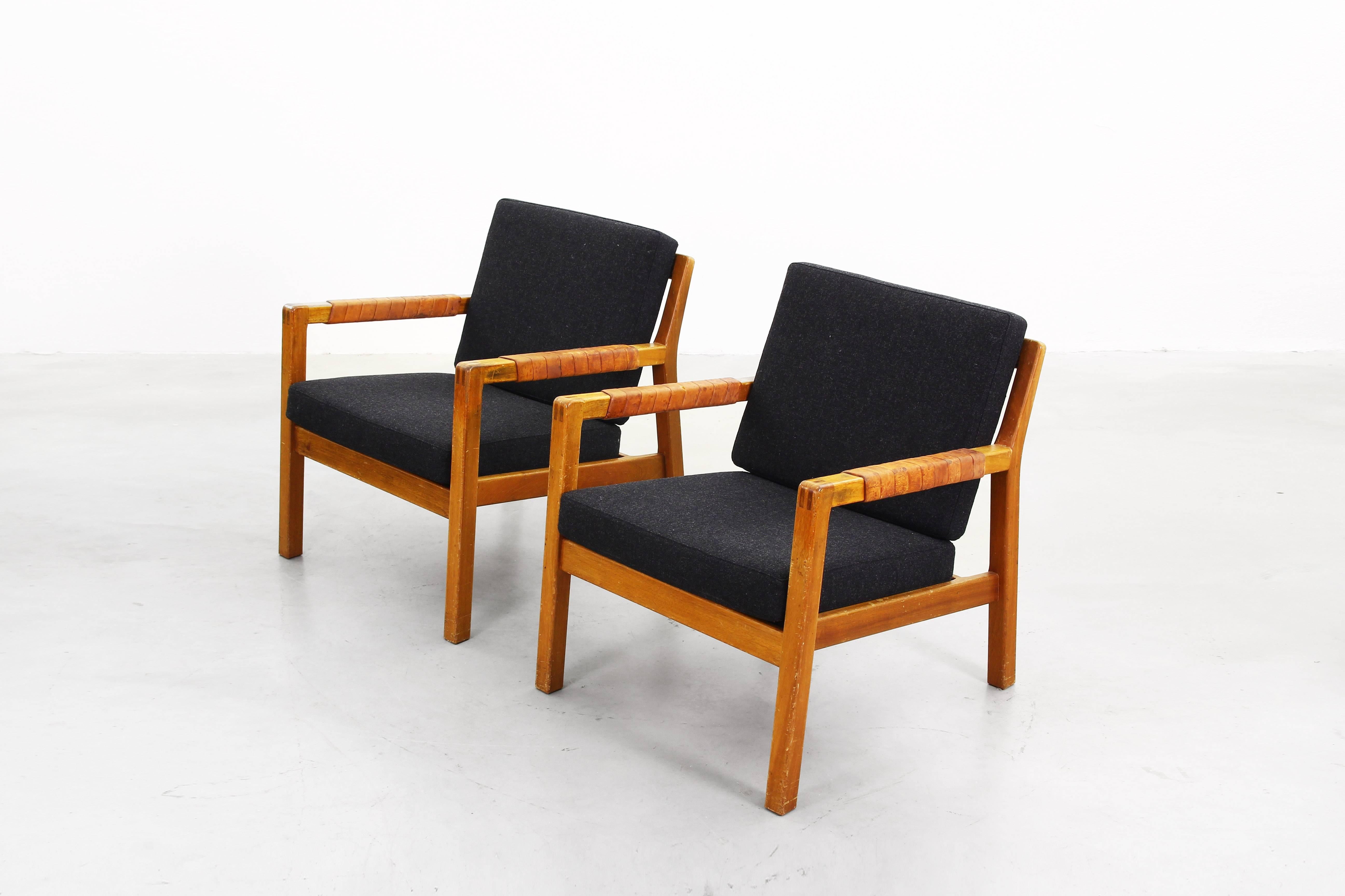 Schönes Paar Sessel ohne Armlehne von Carl Gustaf Hiort af rnas, Finnland (Leder) im Angebot