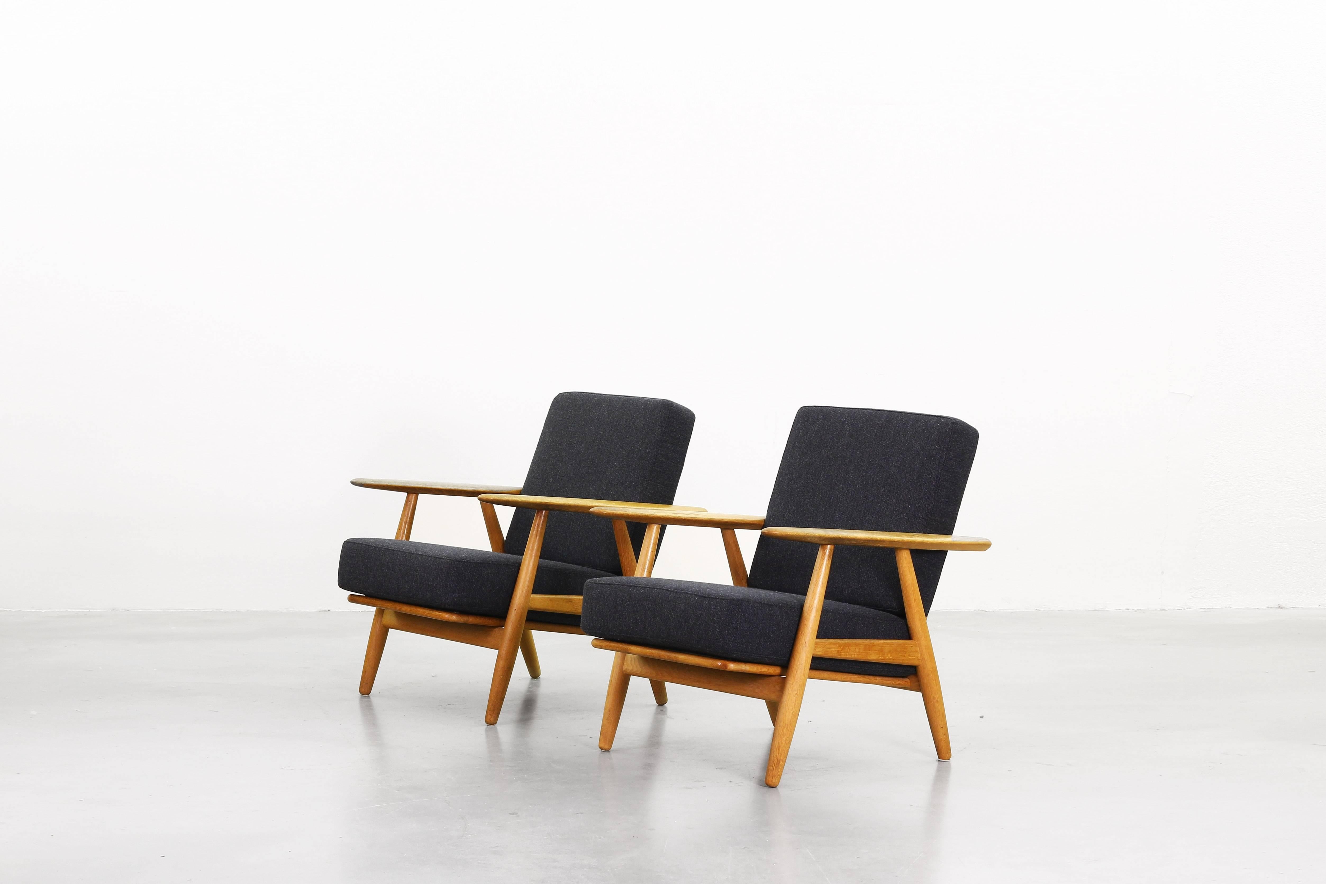 Beautiful Pair of Lounge Chairs by Hans J. Wegner for GETAMA Cigar Model 240 In Excellent Condition In Berlin, DE