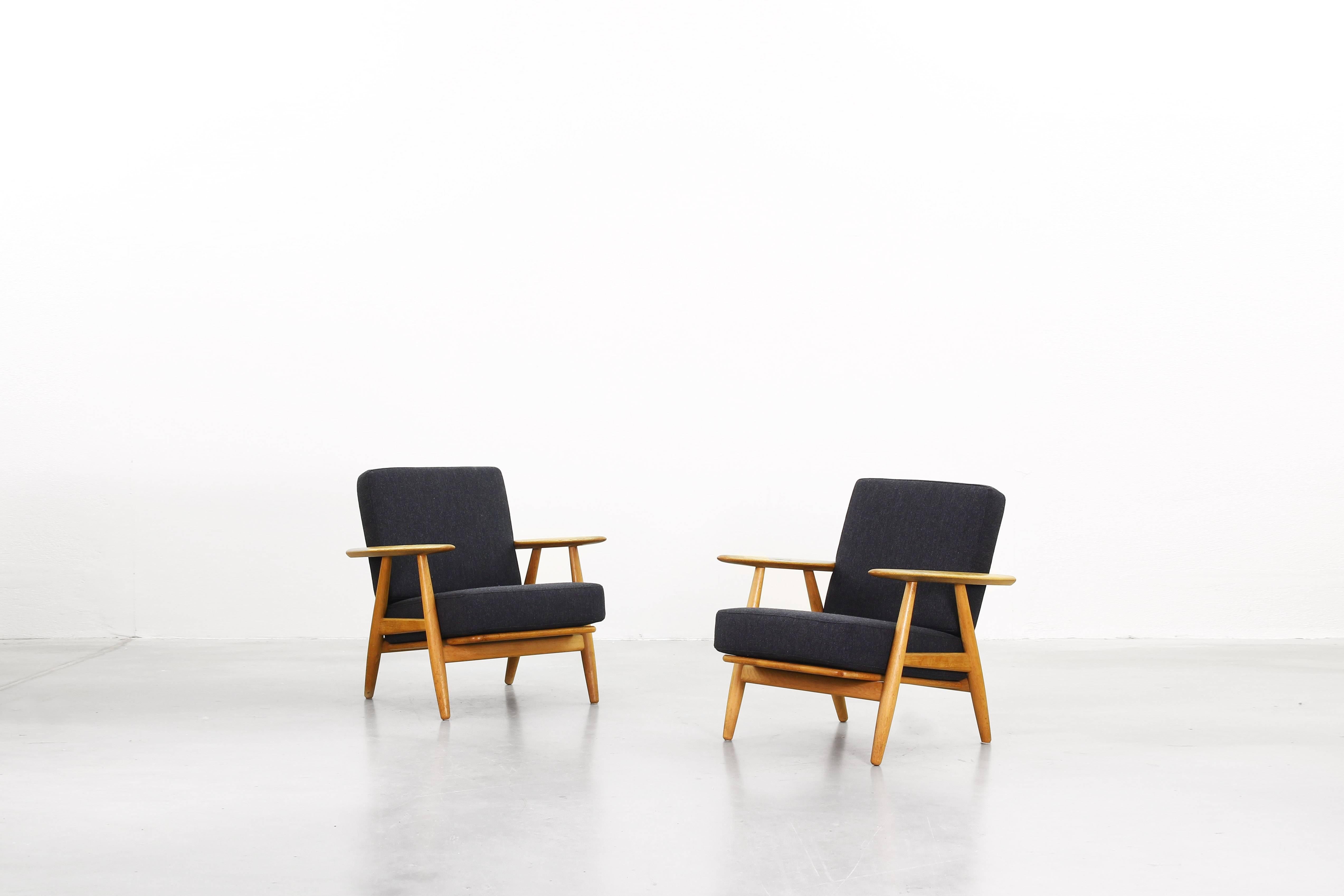 Very beautiful pair of lounge chairs Model 240 designed by Hans J. Wegner and produced by Getama in Denmark in the 1960s.
The chairs are in an excellent condition with a great patinated oak wood frame. The cushions were newly reupholstered with a