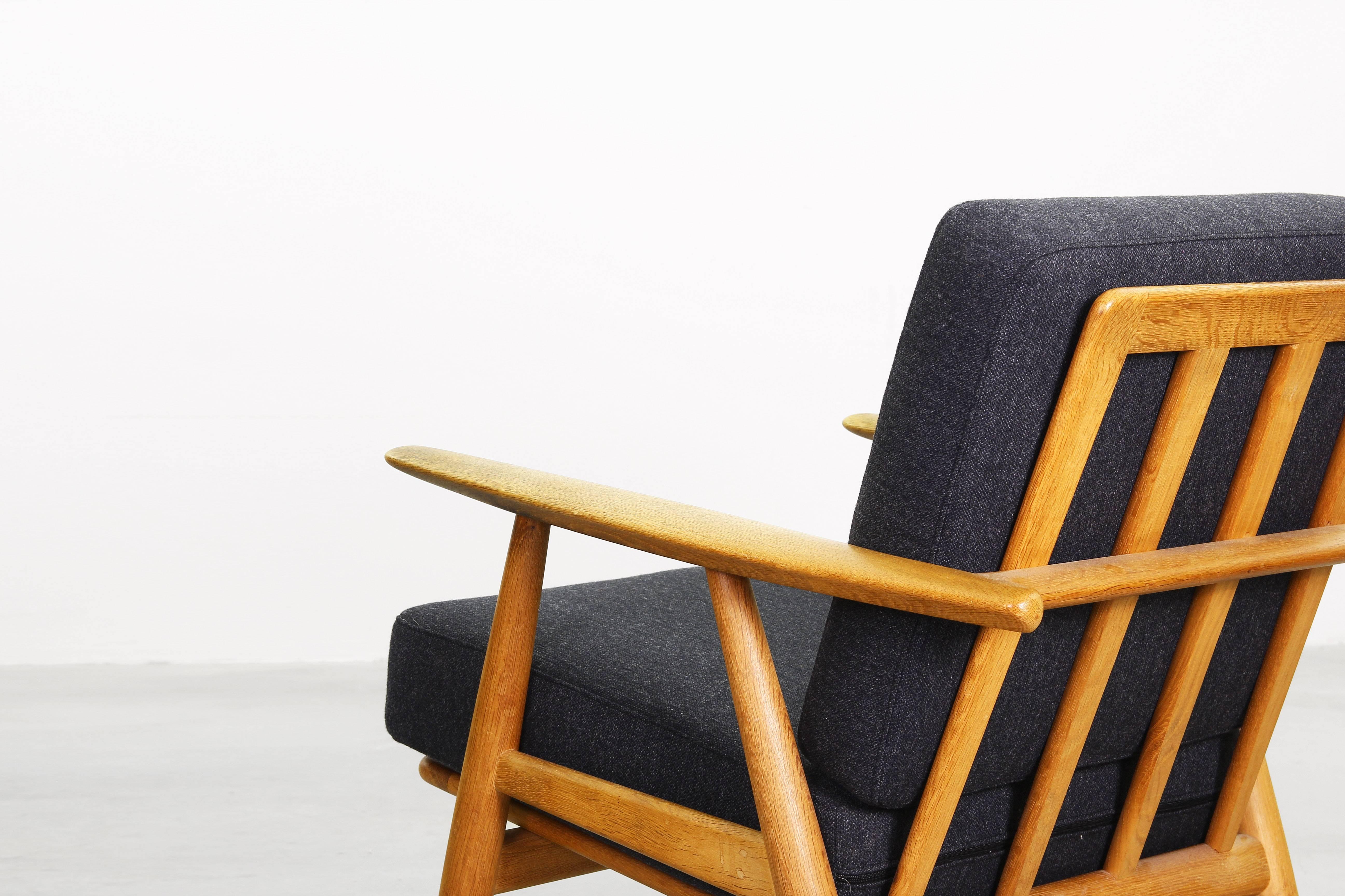 Oak Beautiful Pair of Lounge Chairs by Hans J. Wegner for GETAMA Cigar Model 240