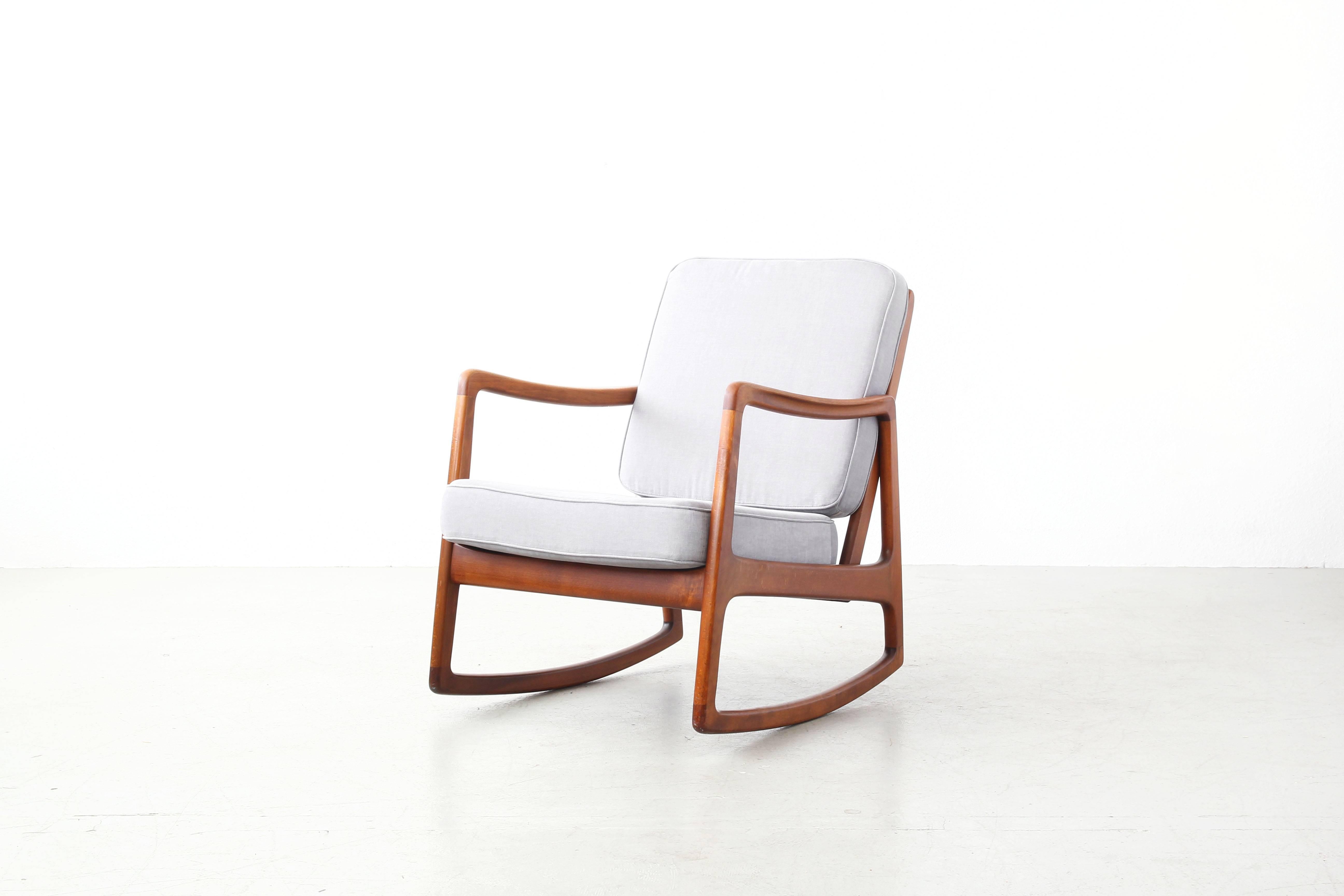 Beautiful rocking chair by Ole Wanscher
for France and Daverkosen,
designed in 1960, made in Denmark.
Designer: Ole Wanscher
Manufacturer: France and Daverkosen
Materials: Patinated beechwood, new high quality fabric
Condition: This rocking