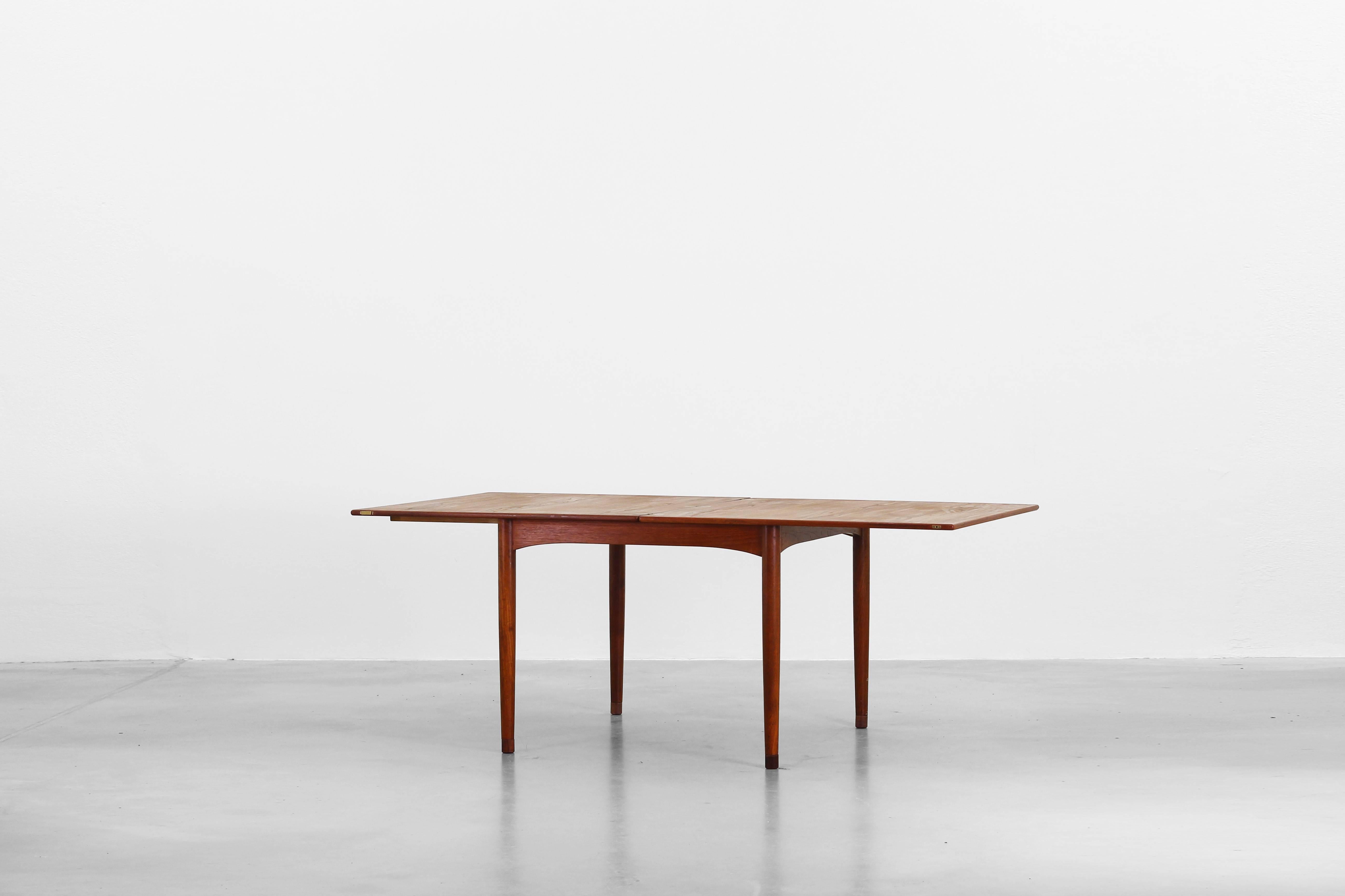 Rare dining expandable table with flip-top by Borge Mogensen for Soborg Mobelfabrik. Very good condition with little signs of use. Designed in the 1950s, made in Denmark.