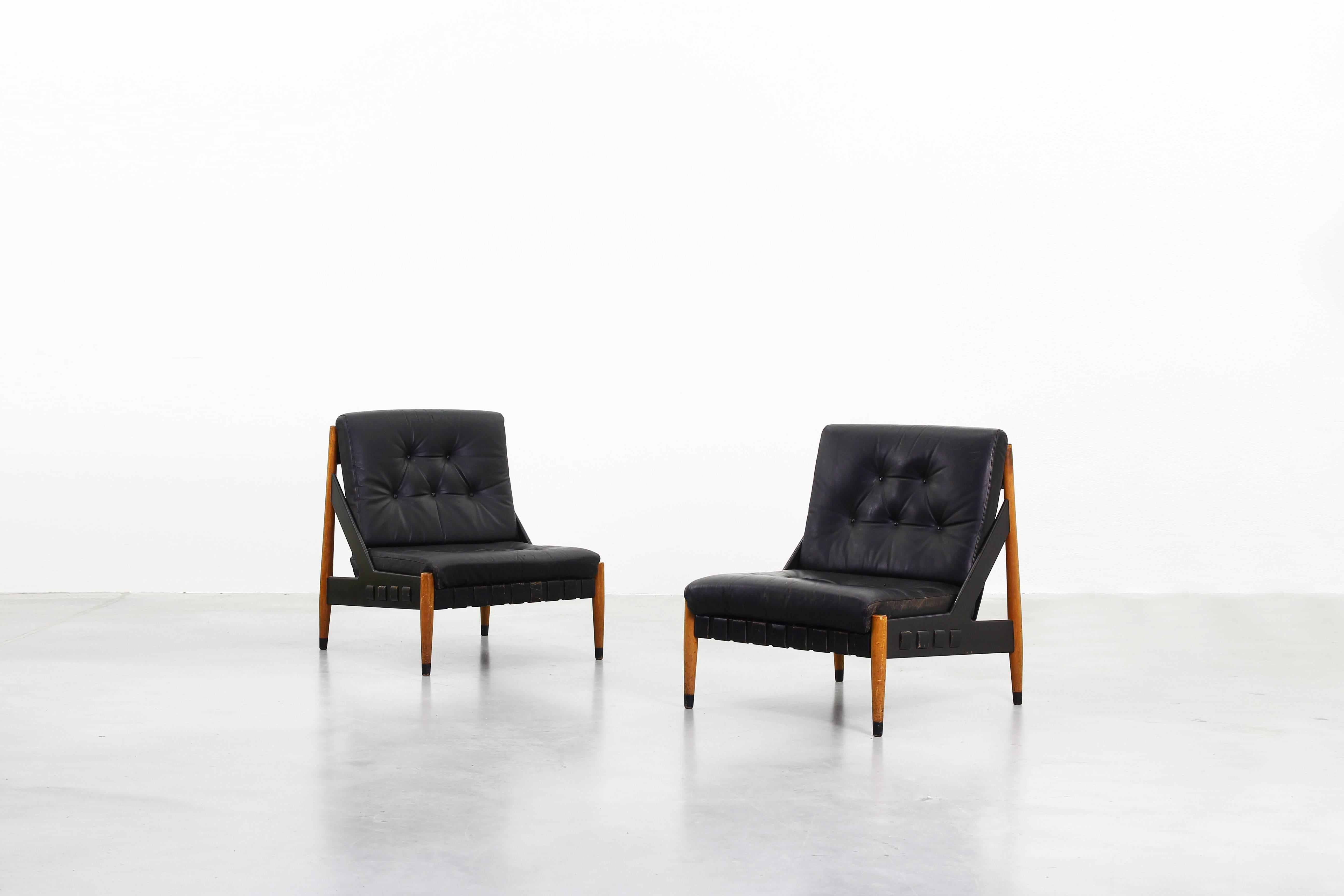 Beautiful pair of lounge chairs designed by Egon Eiermann for Wilde and Spieth in 1961, made in Germany.
Both lounge chairs are in a good condition with signs of use and a great patina.
No breaks, no cracks or hard damages.