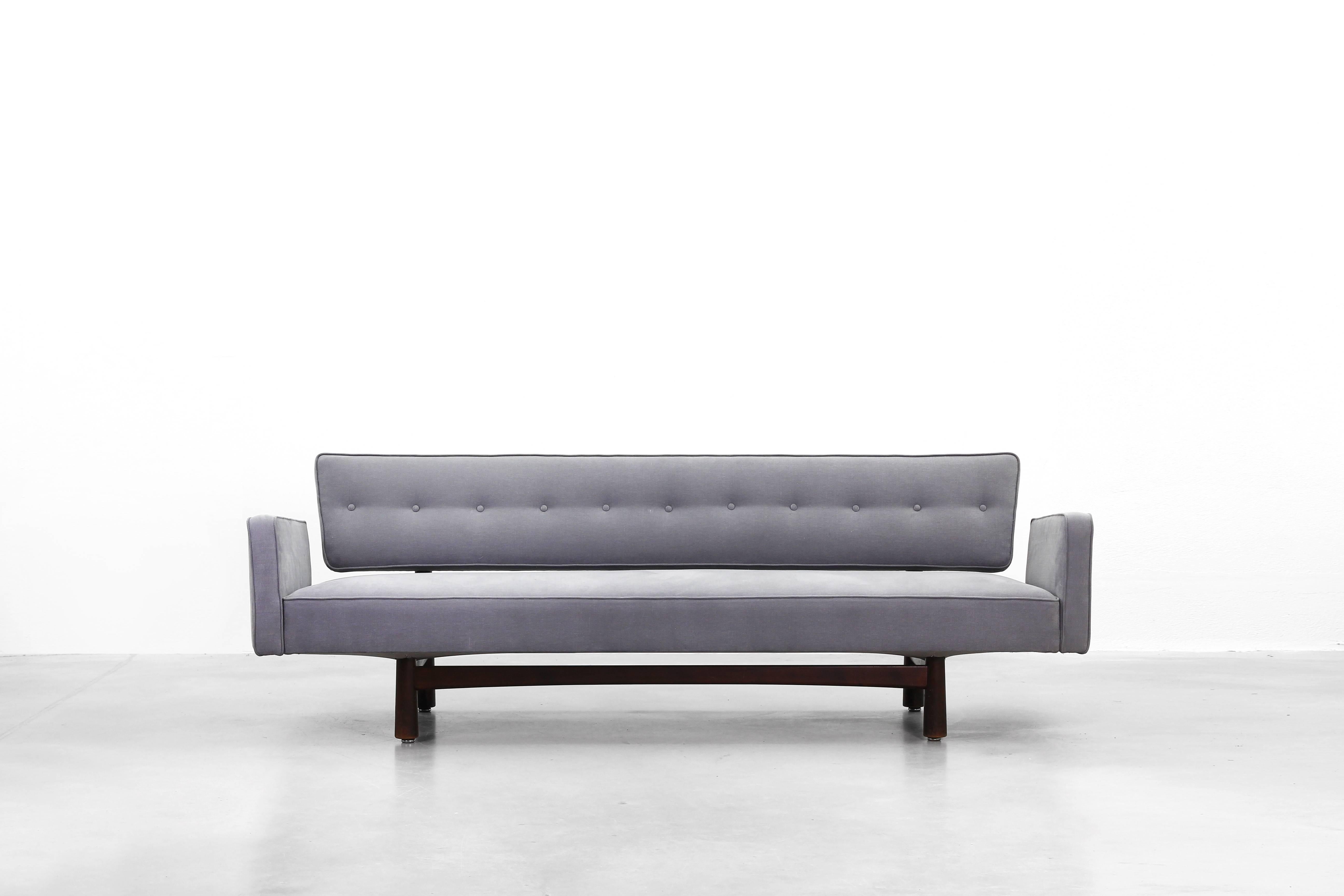 Sehr schönes Sofa, entworfen von Edward Wormley für DUX/Llungs Industrier in den 1960er Jahren. Das Sofa ist komplett neu gepolstert und mit einem hochwertigen Stoff von ROMO in warmgrau bezogen. Der Holzrahmen ist noch in einem sehr guten Zustand.