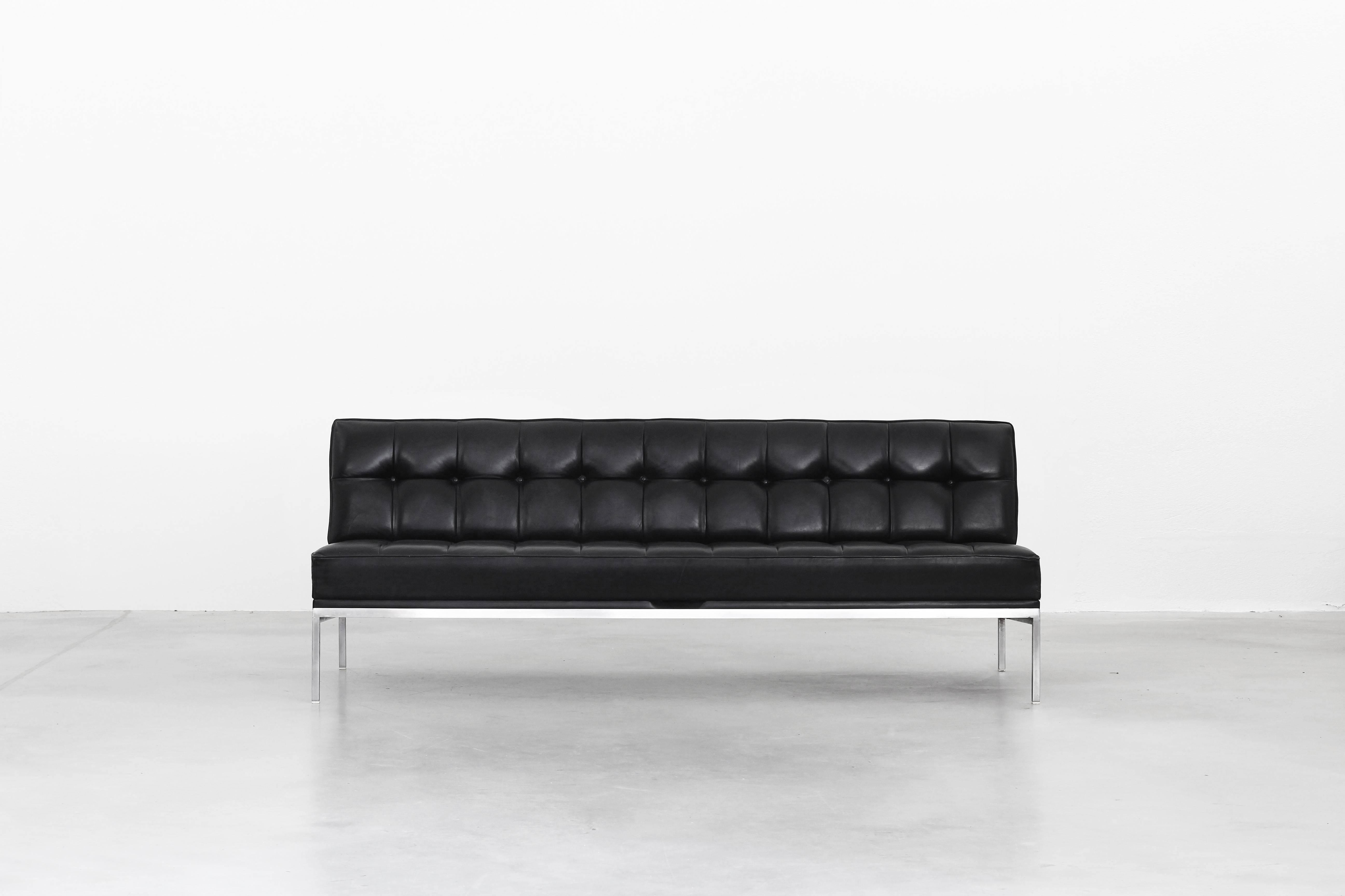 Schönes Sofa, entworfen von Johannes Spalt für Wittmann, 1960er Jahre. Das Sofa ist in einem ausgezeichneten Zustand mit nur geringen Gebrauchsspuren. Der Bezug ist aus schwarzem Leder und das Gestell aus verchromtem Stahl gefertigt. Wir haben zwei
