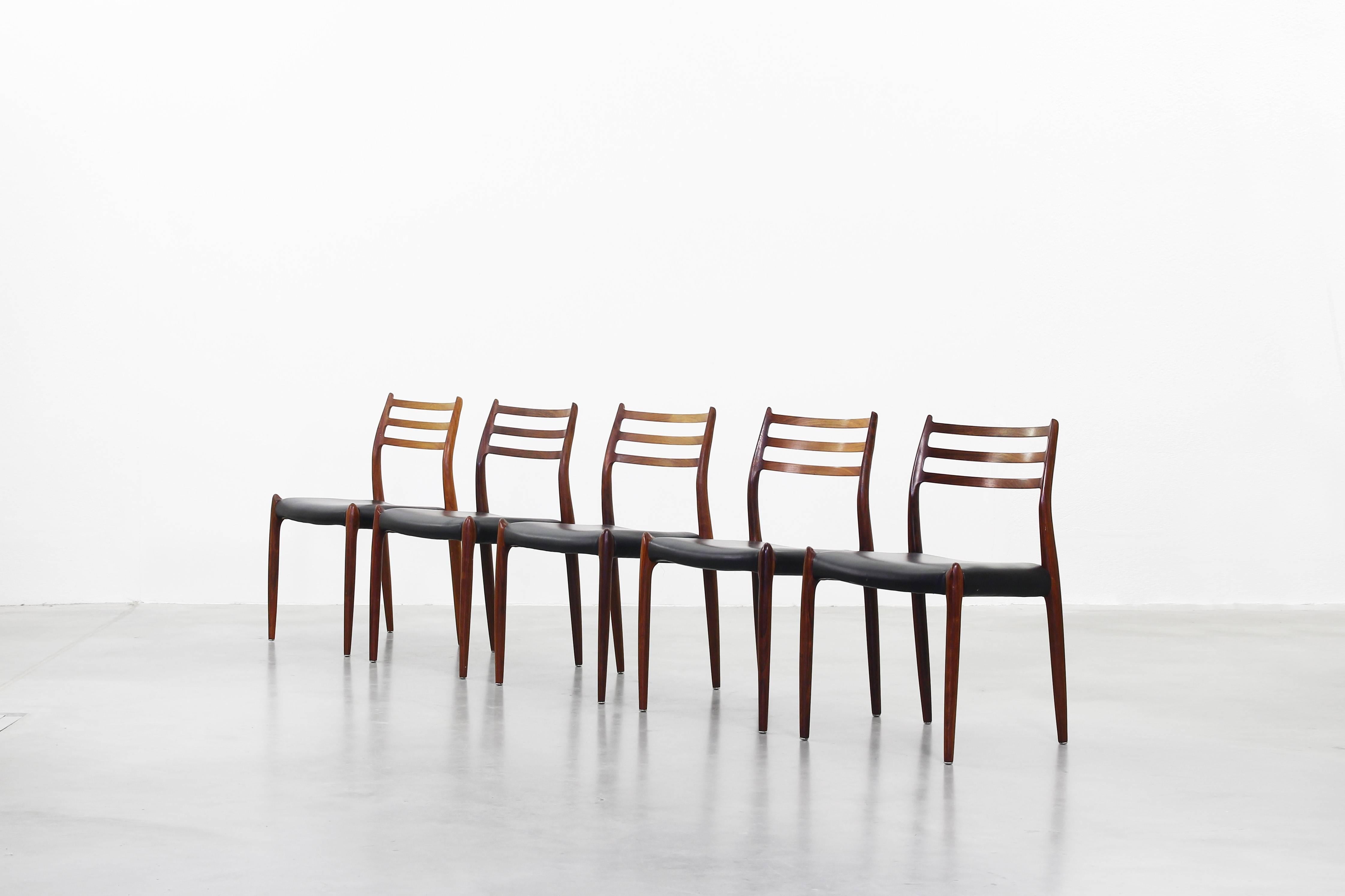 A very beautiful set of five dining chair designed and produced by Niels Møller in the 1960s. All chairs are in an excellent condition with just little traces of usage. The frame is made of rosewood and the seat comes with black leather.