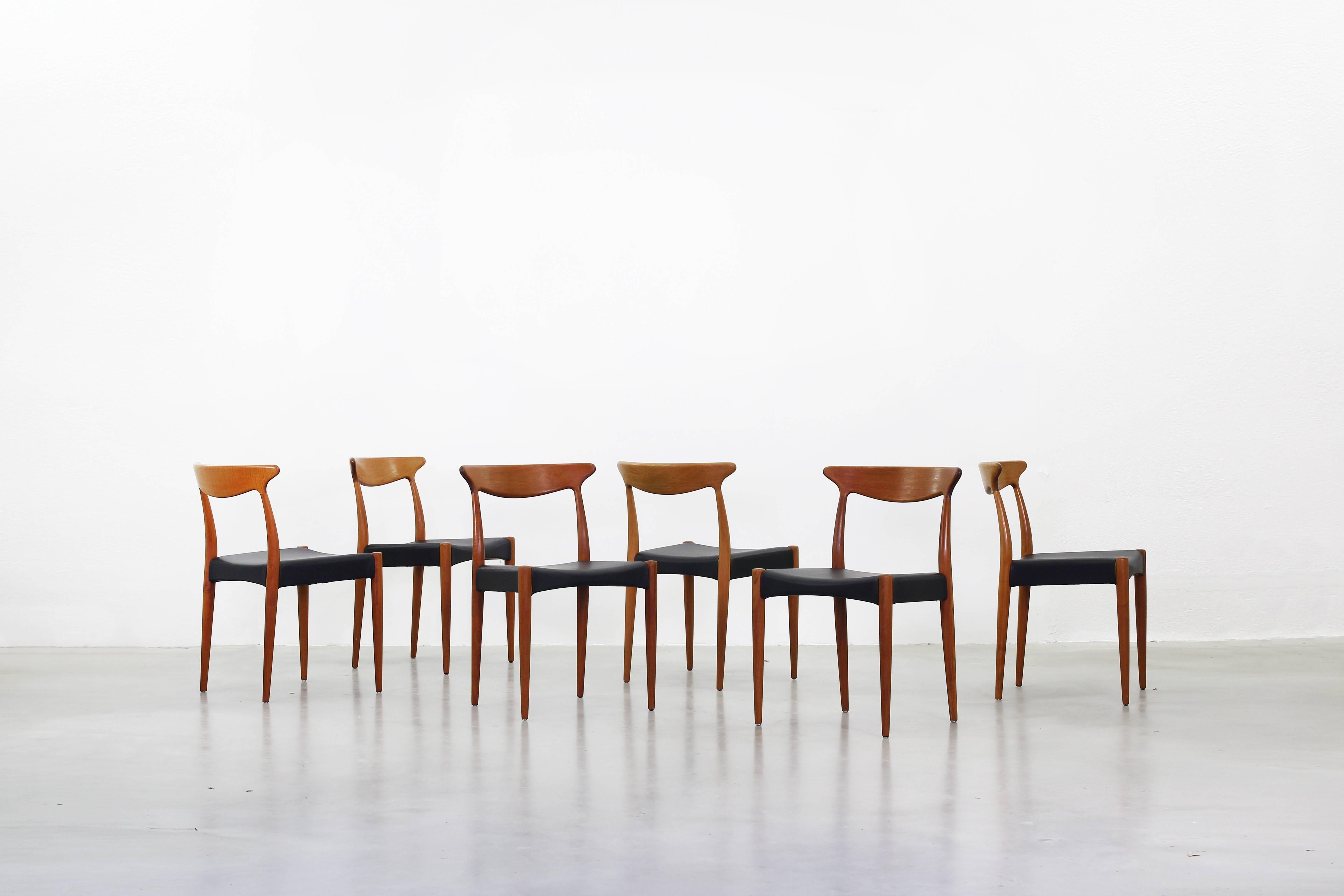 A very beautiful set of six dining chairs by Arne Hovmand Olsen for Mogens Kold produced in the 1960s. All chairs are in an excellent condition! They are made of teak and seats were newly reupholstered with black leather.