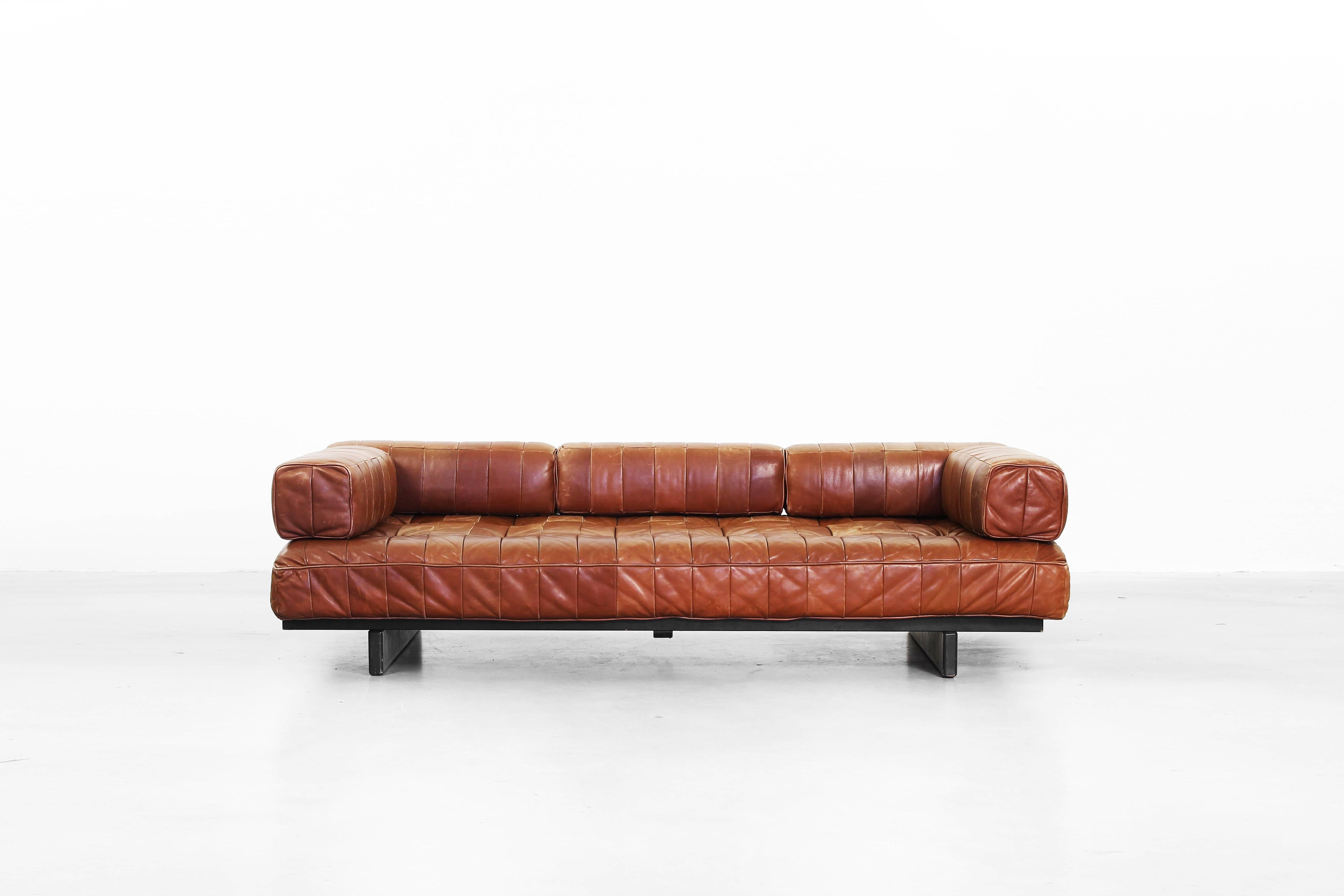 Very beautiful daybed manufactured by De Sede in Switzerland in the 1970s.
The daybed comes with five cushions and a gorgeous patinated brown-cognac leather. It is in a very good original condition without any damages or repairs.