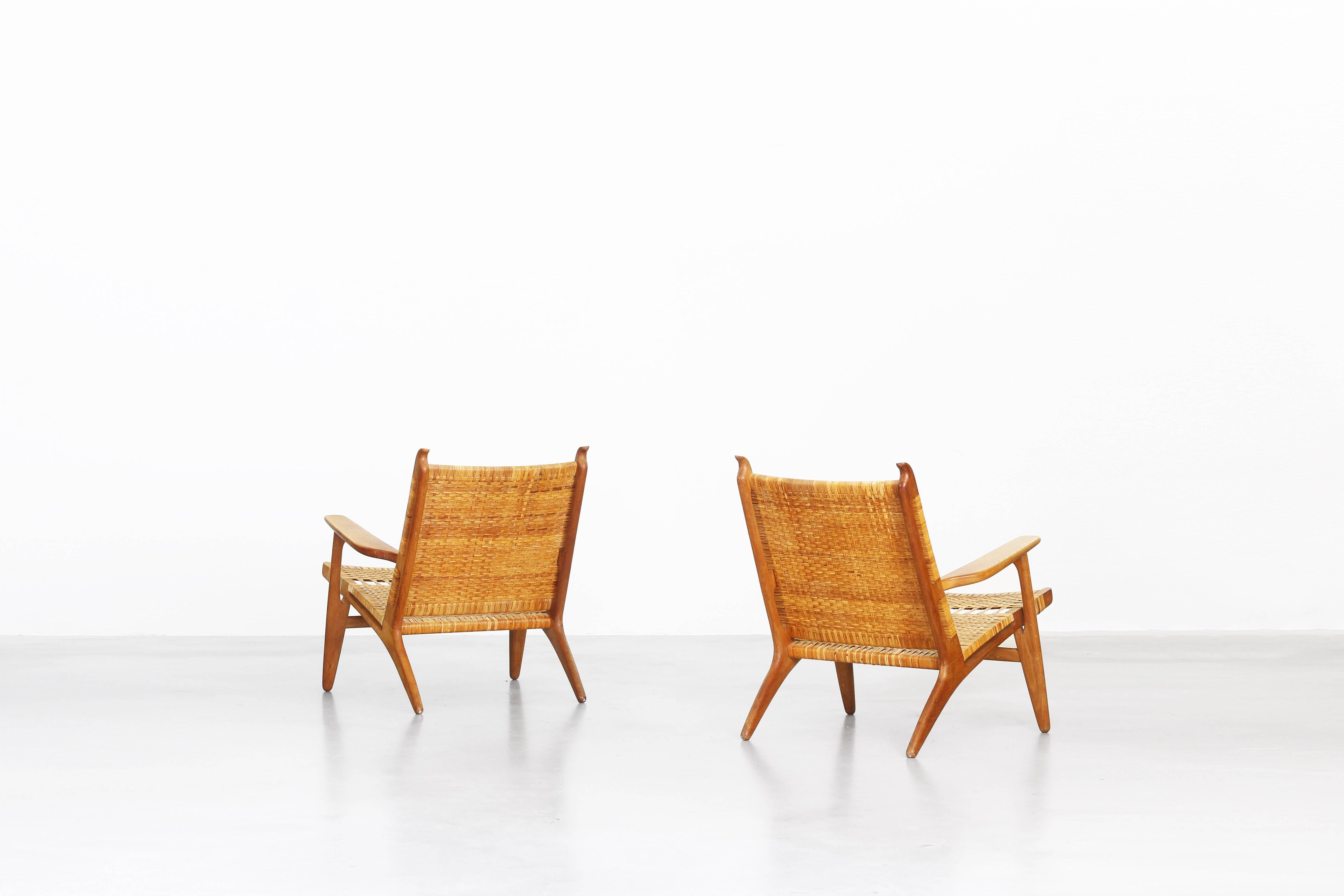 Danish Beautiful Pair of Lounge Chairs by Hans J. Wegner for Carl Hansen CH 27