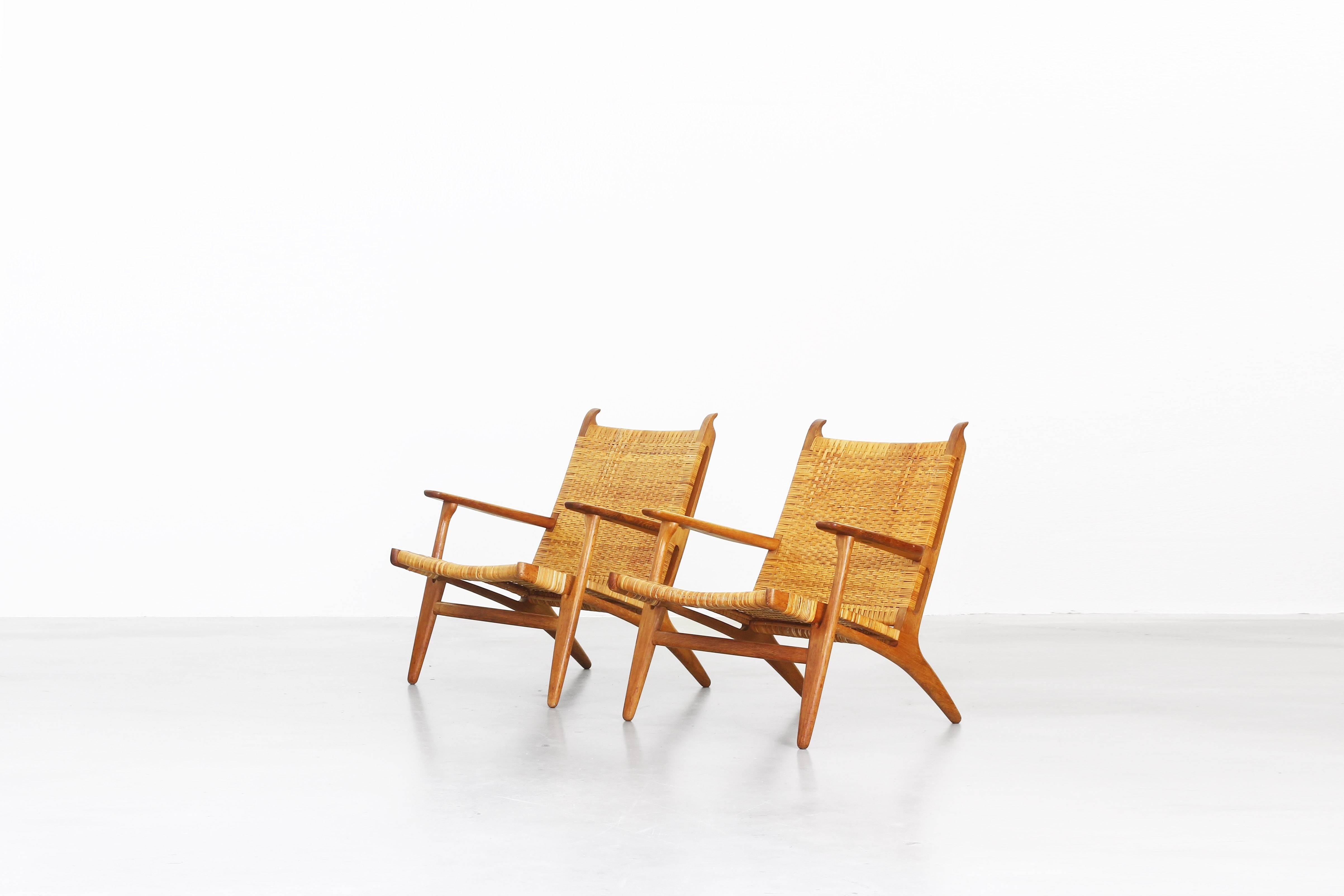 20th Century Beautiful Pair of Lounge Chairs by Hans J. Wegner for Carl Hansen CH 27