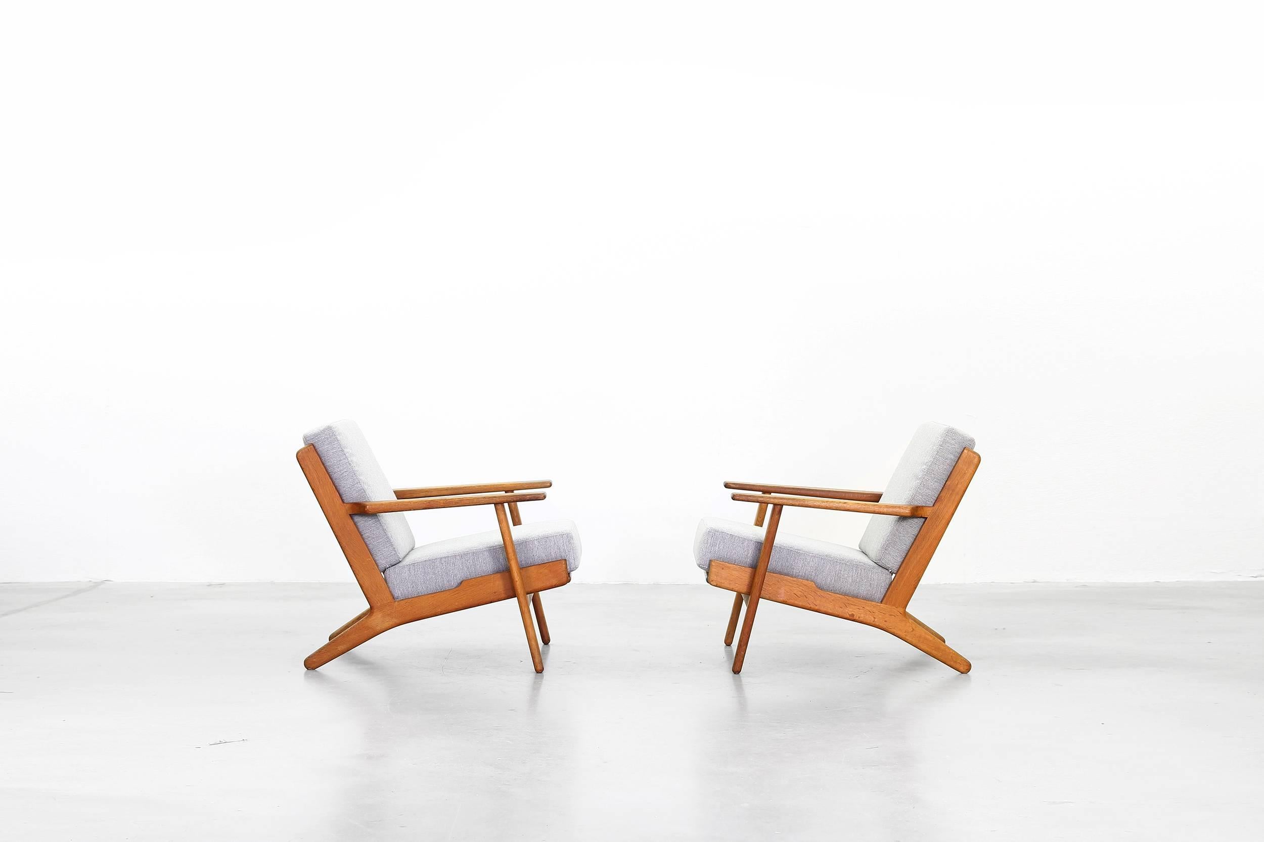 Pair of Lounge Chairs by Hans J. Wegner for GETAMA In Excellent Condition In Berlin, DE