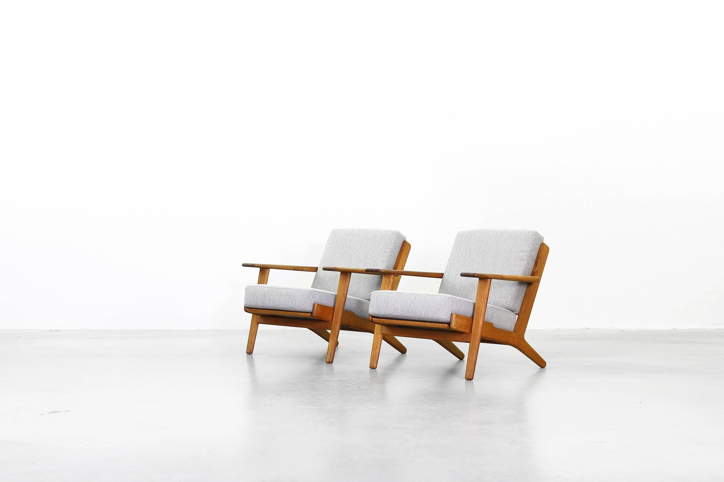 20th Century Pair of Lounge Chairs by Hans J. Wegner for GETAMA