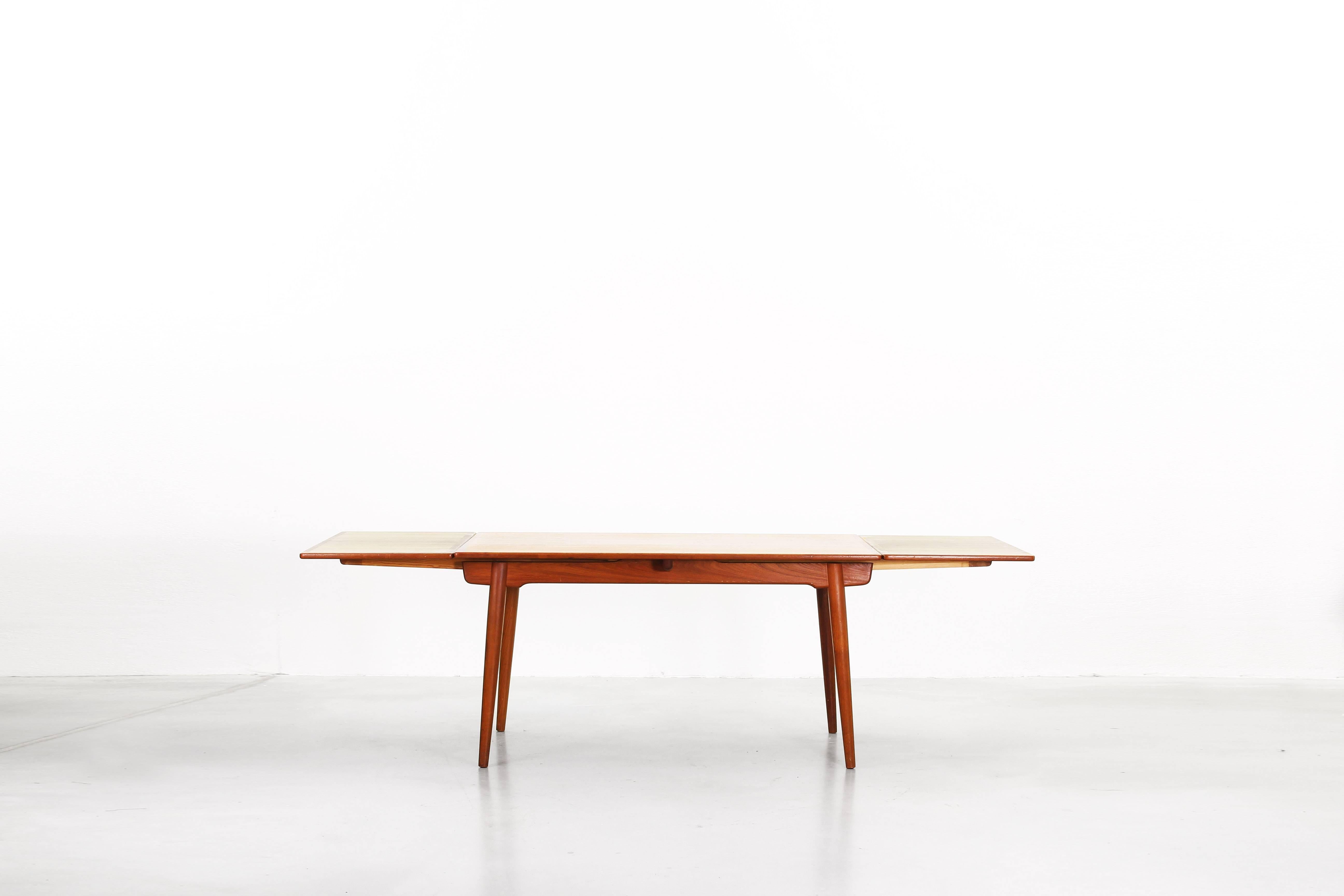 Very beautiful dining table mod. 312 designed by Hans J. Wegner and produced by Andreas Tuck in the 1950s.
This table comes with two extensions (L 140 cm + 2 x 50 cm x W 90 cm x 72 cm), is in a very good condition and is made of teak.