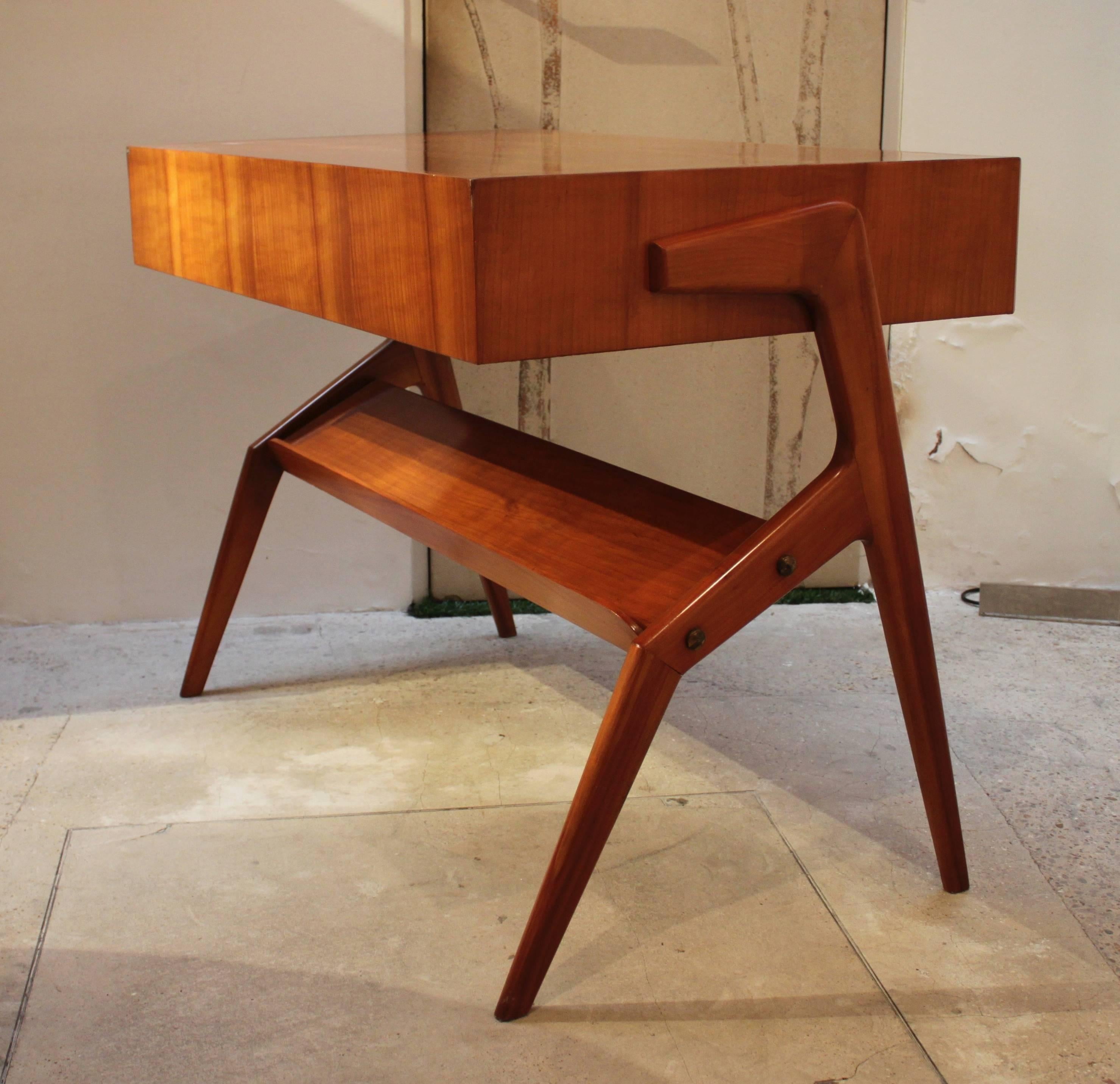 Small cherrywood desk with two reeded drawers and a low shelf.

In the style of Ico Parisi with the shaped legs and light design.

Italian, 1950s.