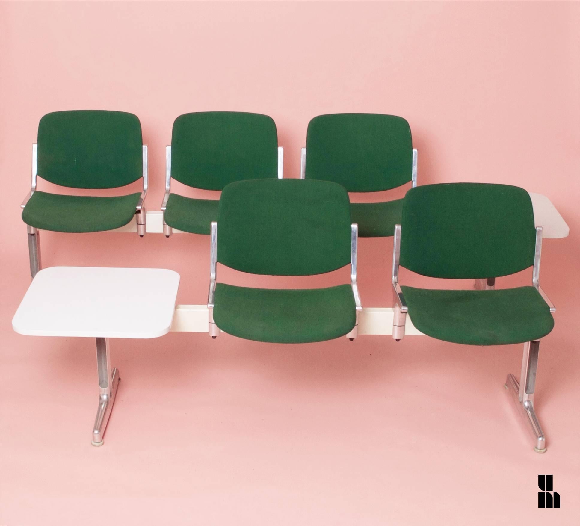 Nice two and three-seat benches with side end tables designed by Giancarlo Piretti for Castelli Anonima in the 1970s.
Seats are garnished with green fabric and attached to a steel frame and polished aluminum.
End tables measures: 50 cm x 52 cm