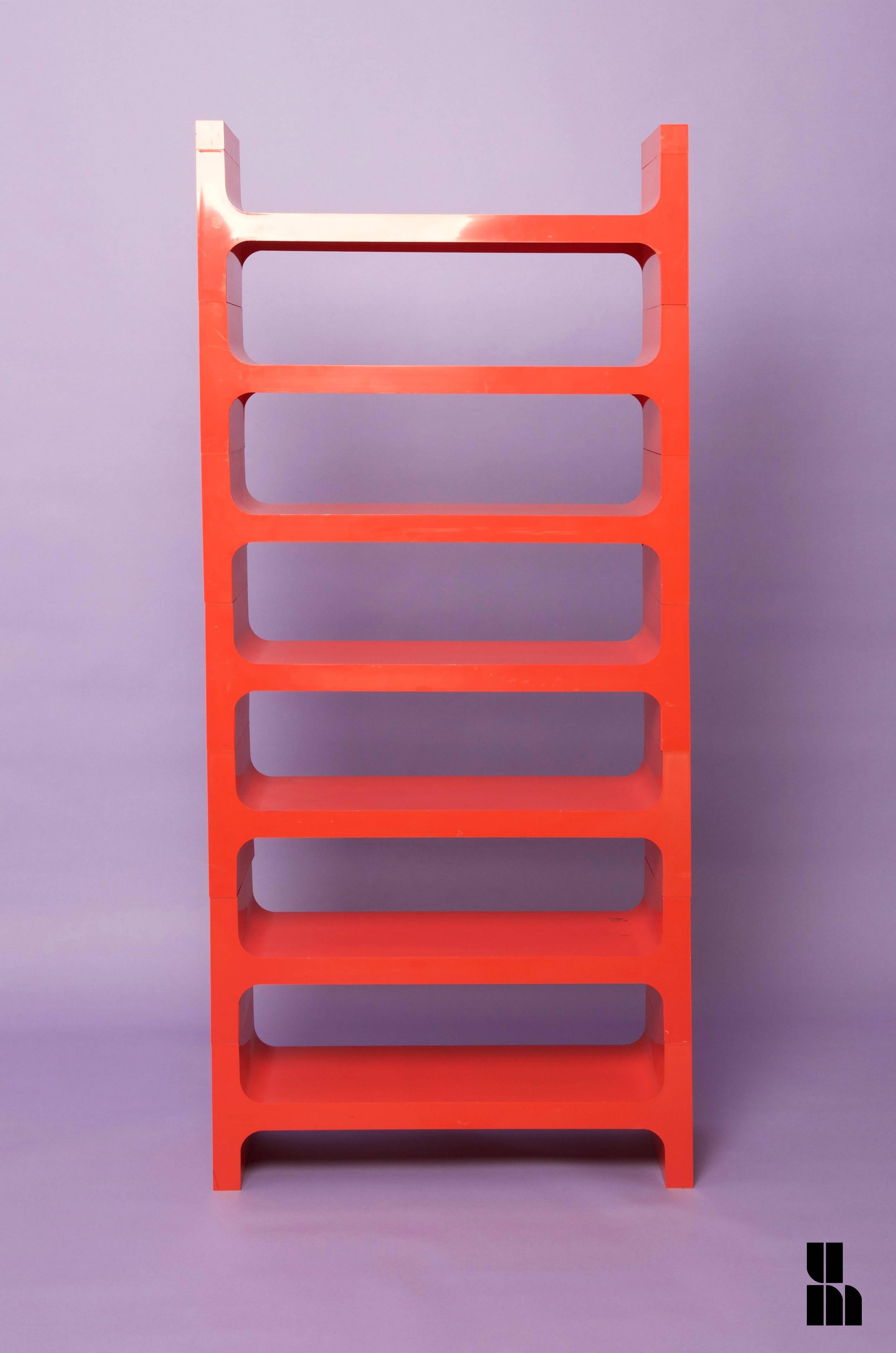 Nice modular bookcase designed by Jo Je Bins in 1970 for Vardani design.
Red ABS plastic, seven elements with two shelves supplements.
Good original condition.