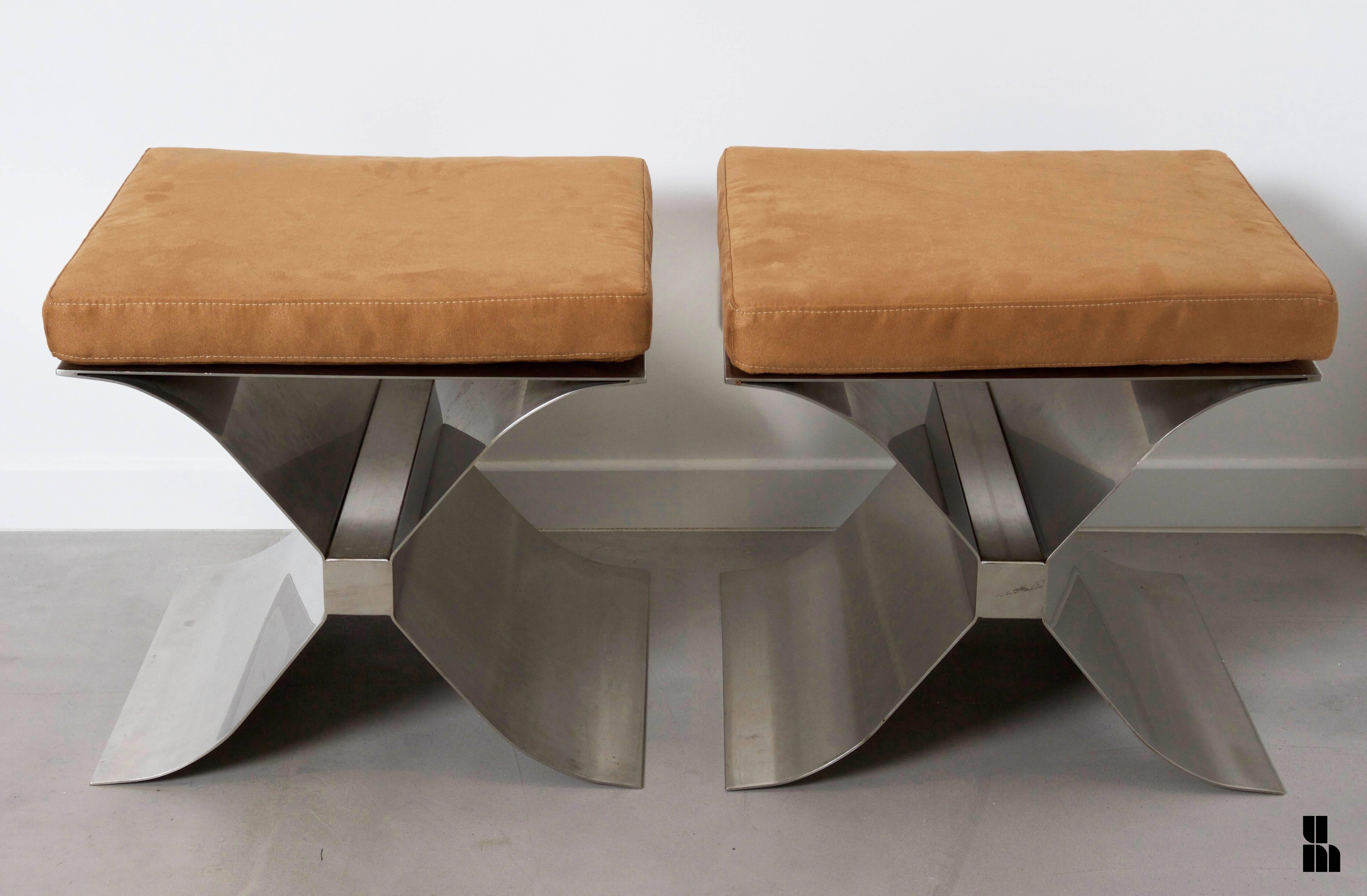 Exceptional pair of stainless steel X-leg stools designed by François Monnet and edited by Kappa in the 1970s.
It comes with light brown suede seats.
Strong drawing by the French designer F. Monnet.
Very good original condition.