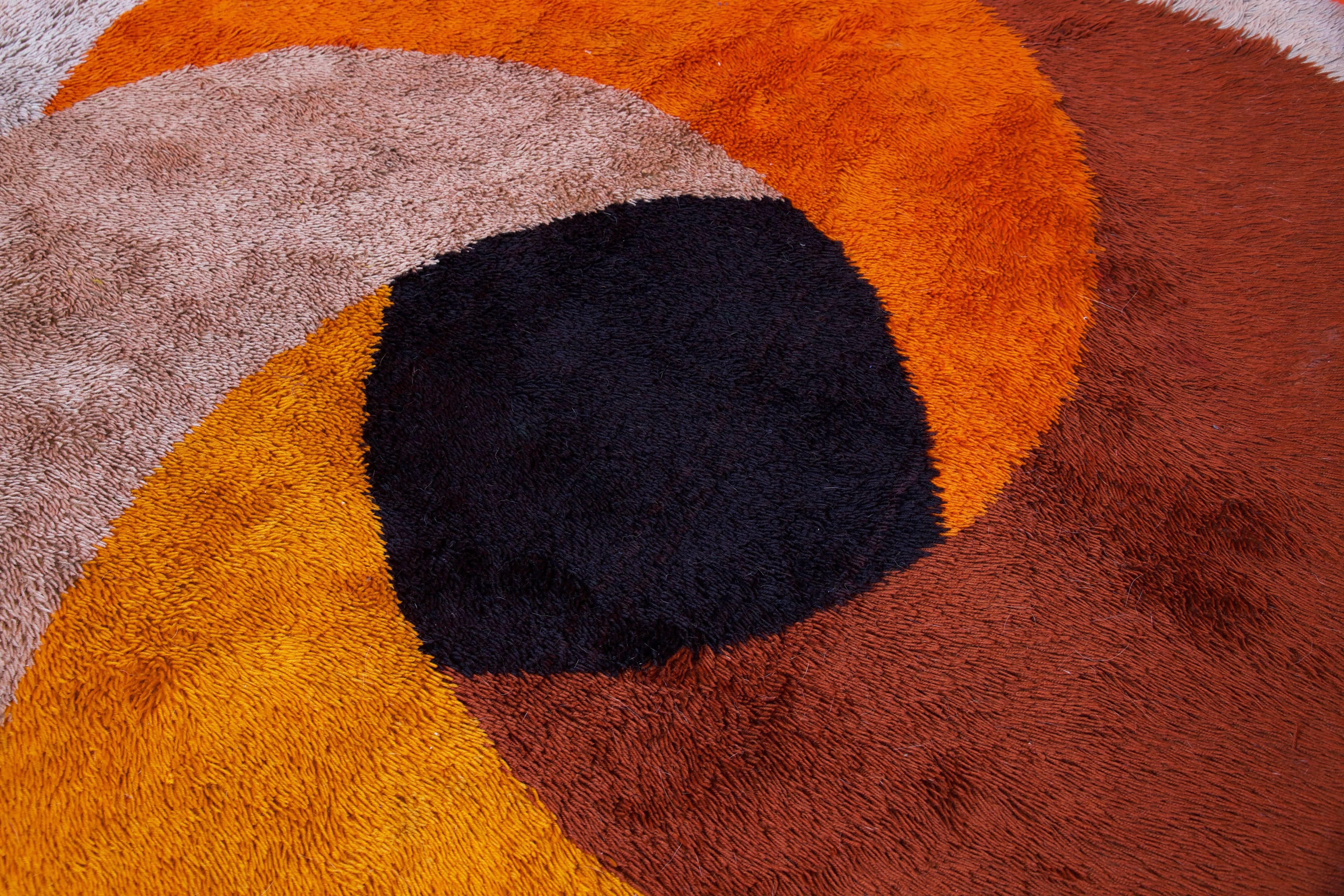 Circular rug in the style of Verner Panton,
circa 1970s. 
Wool
Good original condition.