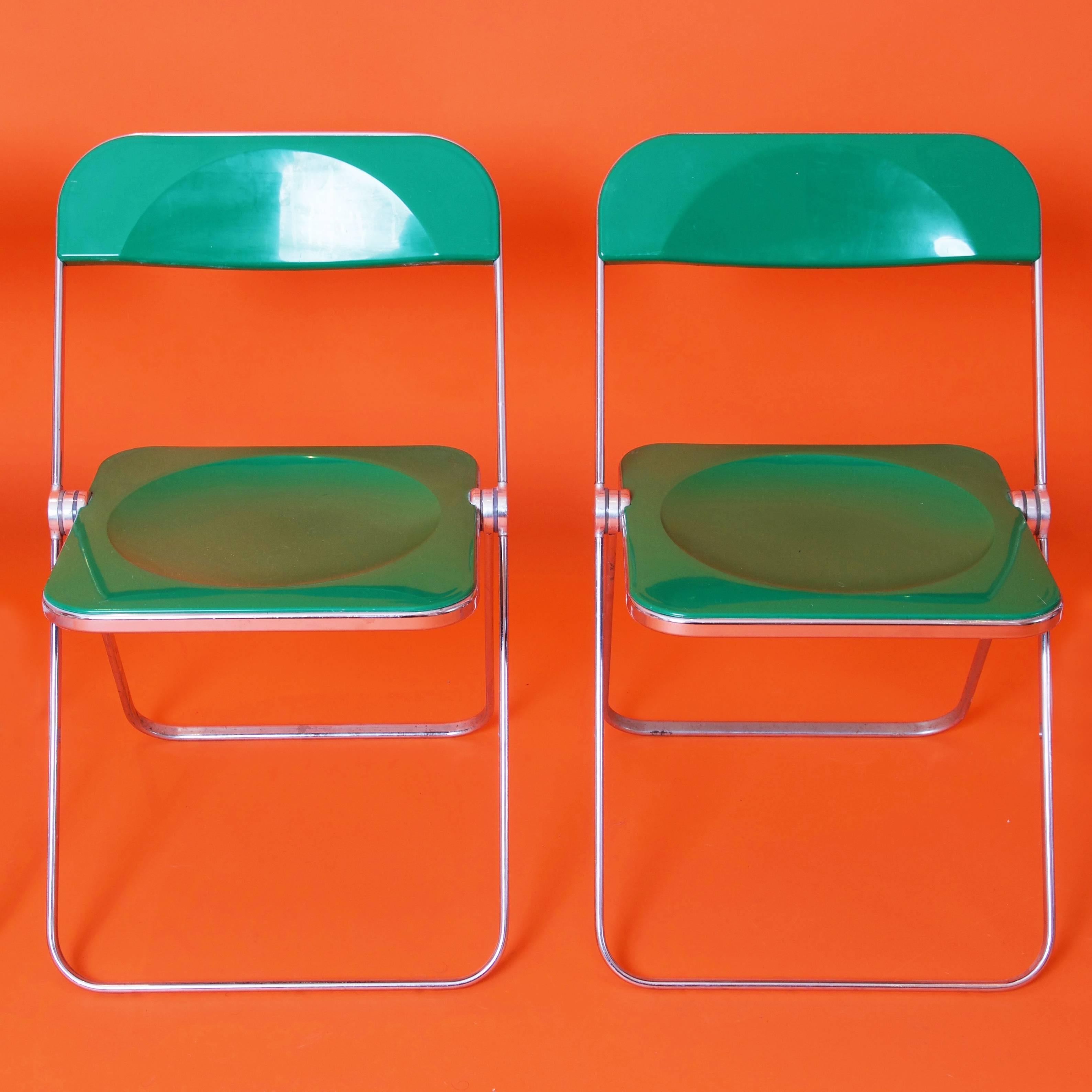 Rare pair of plia folding chairs designed by Giancarlo Piretti for Castelli in 1969. 
The seat is made of chrome frame with green ABS seating and back.
The chairs come in good original condition.