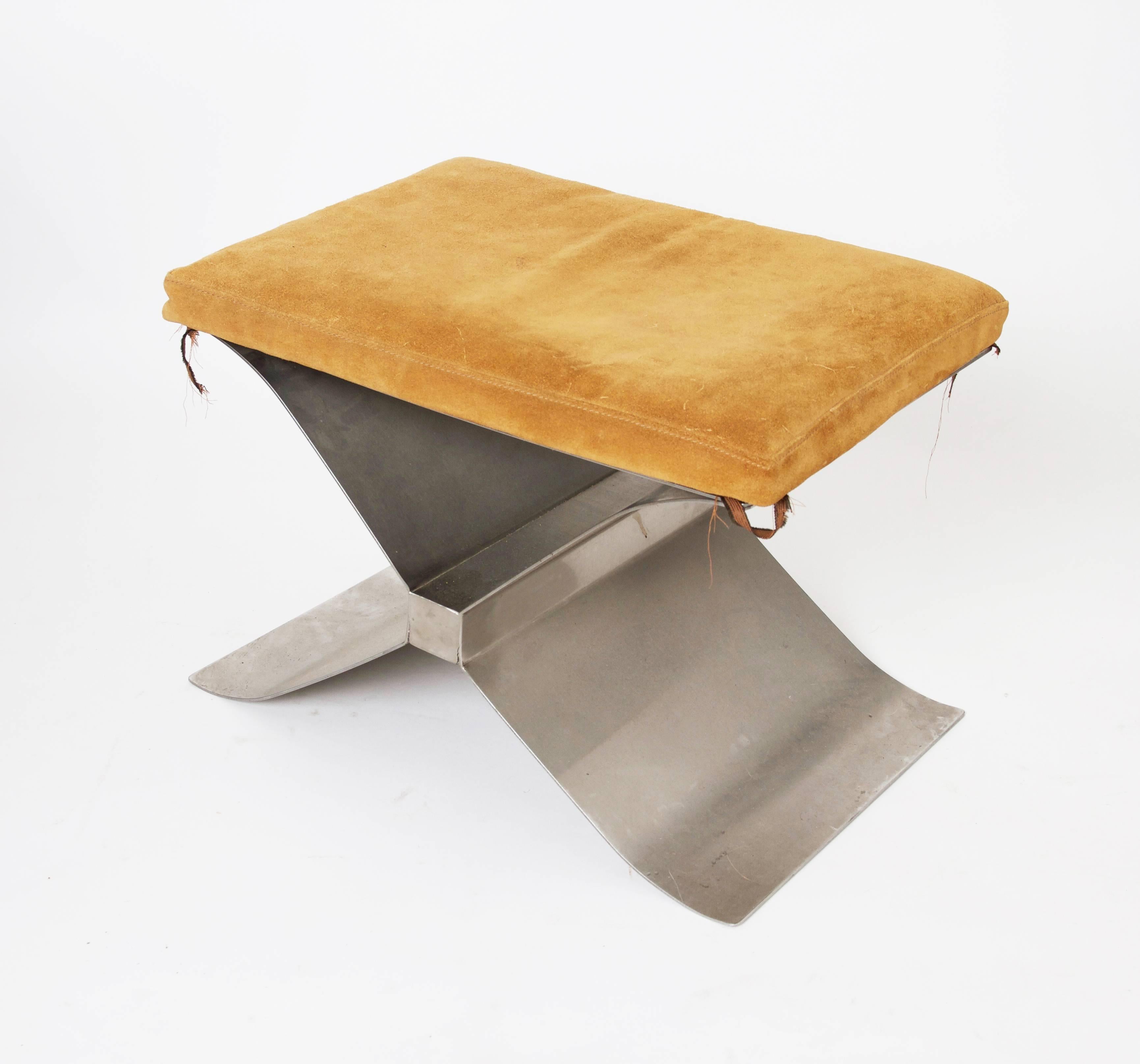 Beautiful stainless steel X-leg stool designed by François Monnet and edited by Kappa in the 1970s.
It comes with light brown suede seats.
Strong drawing by the French designer F. Monnet.
Good original condition with minor structural damage