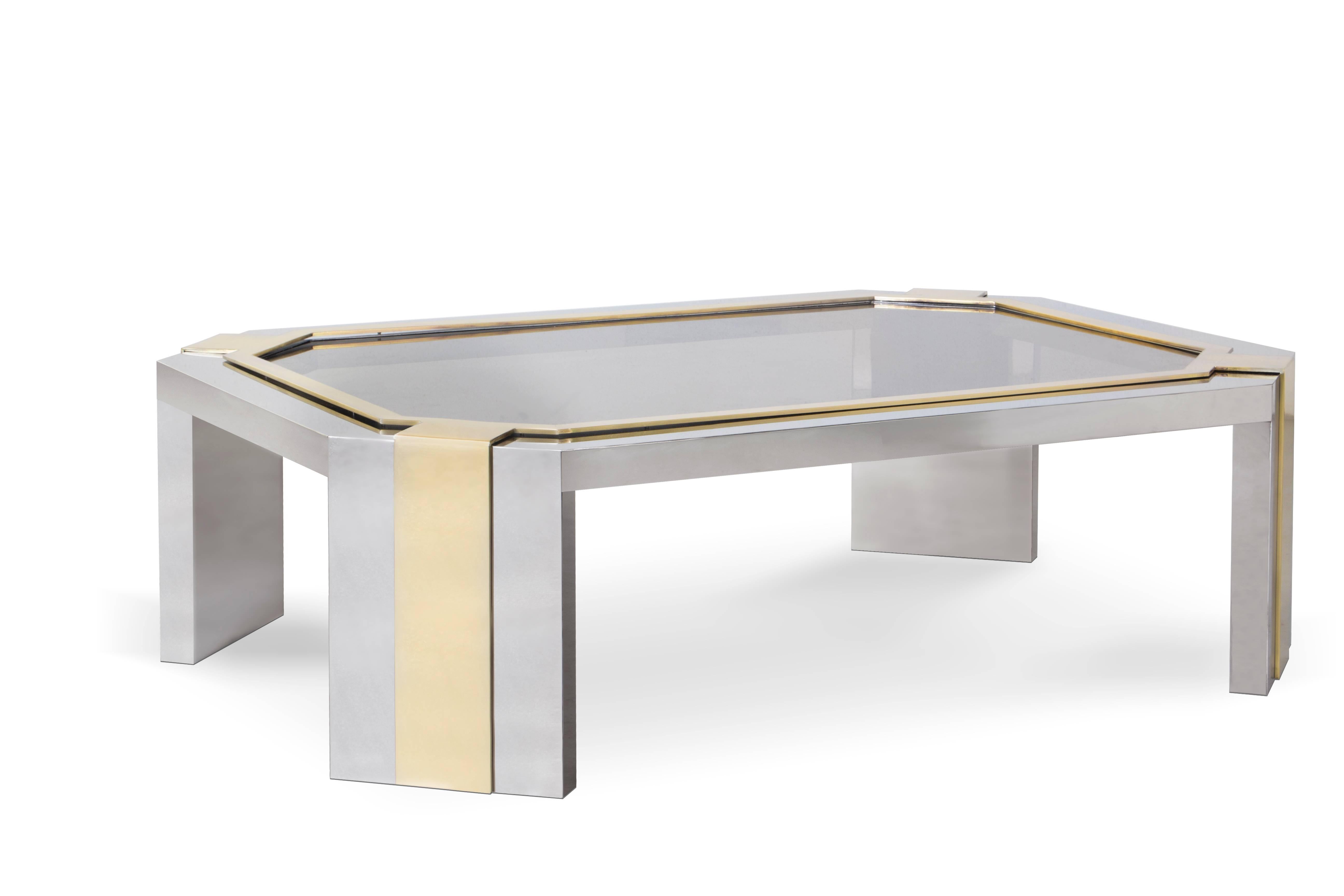 You won’t be able to refuse the allure of the minx coffee table. Her structured geometric frame is coupled with an exotic blend of metals and a mirrored top, capturing the awe and desire of her many admirers.

Standard finish as shown:
Top: