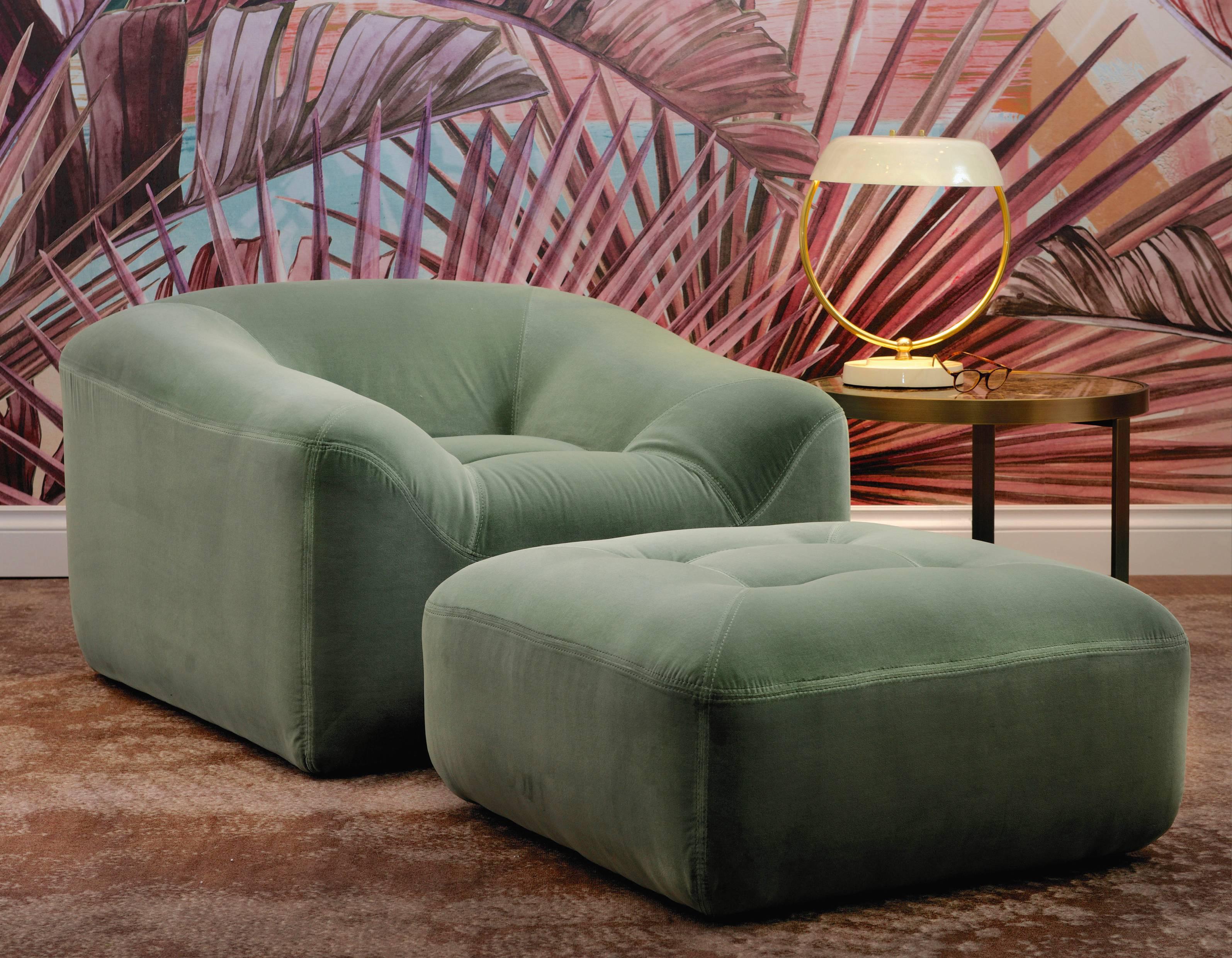 Maxence, a real contemporary proposal. This new model (we propose the Maxence small armchair, the sofa and the pouf) is designed in order to be created without any wooden structure inside, it is made only in foam. This made it very light,