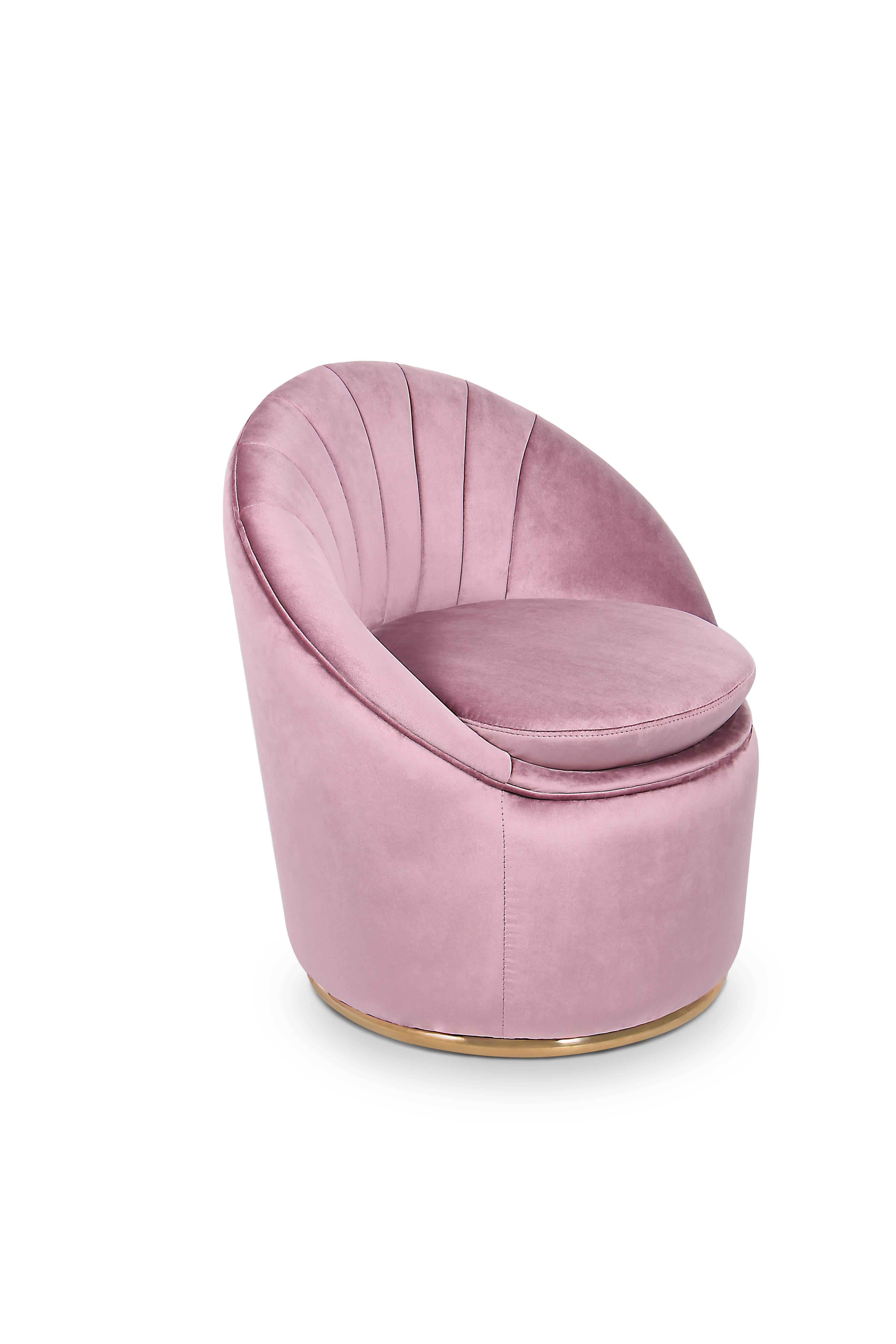 Inspired by the seductive movements of the iconic movie star, our designers put together an elegant and chic retro piece of furniture inspired in 1960s legacy. The lean details on this chair convey a more feminine and classy look, like the brass