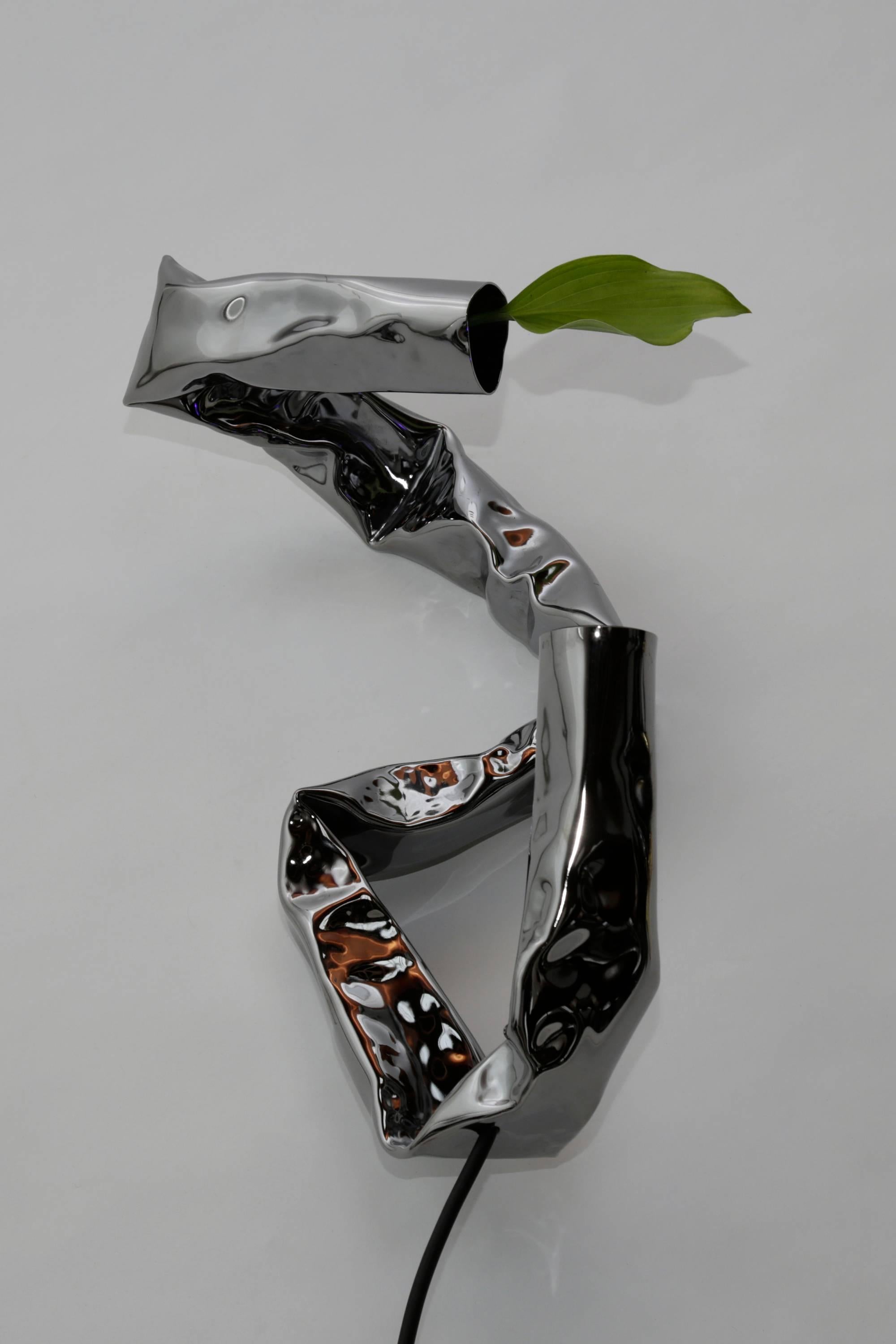 Zeitgenössische Wandleuchte und Vase aus weichem Barock, schwarz vernickeltem Messing im Zustand „Neu“ im Angebot in Copenhagen, DK