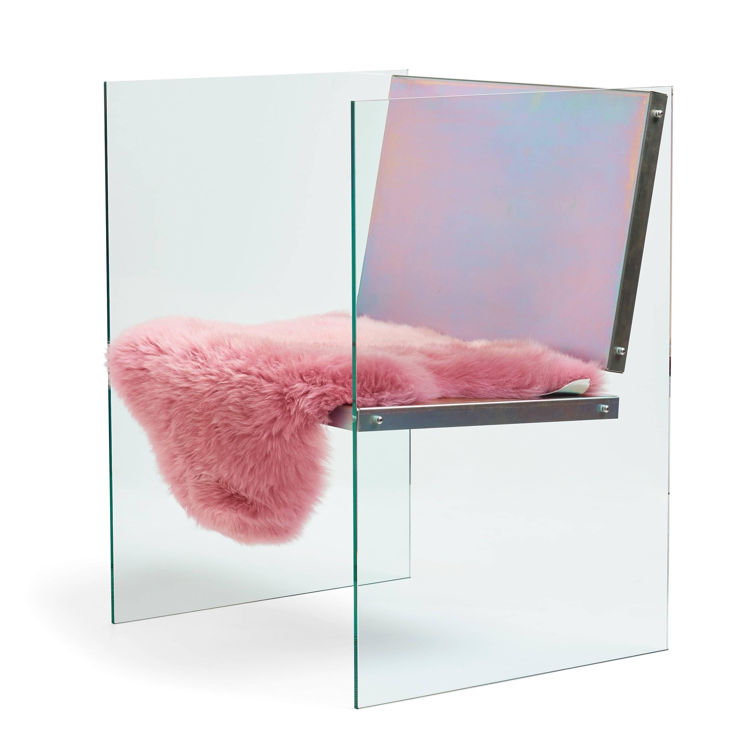 Der Stuhl aus Glas und Stahl besteht aus gehärtetem Glas, passiviertem Stahl und Schafsleder.

Fredrik Paulsens Arbeit reicht von Möbeln bis hin zu Innenarchitektur und Ausstellungsdesign. Er ist daran interessiert, einen Sinn für Gemeinschaft zu