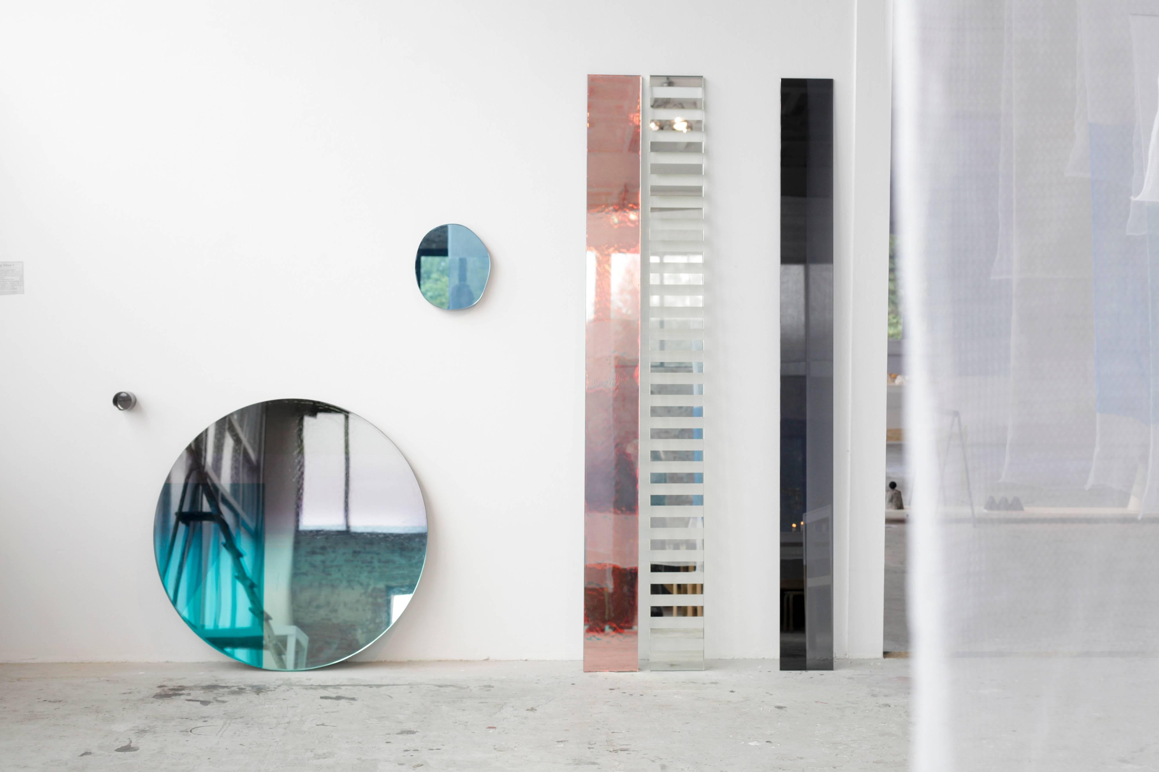 Contemporary Seeing Glass Big Round Wall Mirror 130, Kobalt, von Sabine Marcelis (Moderne) im Angebot