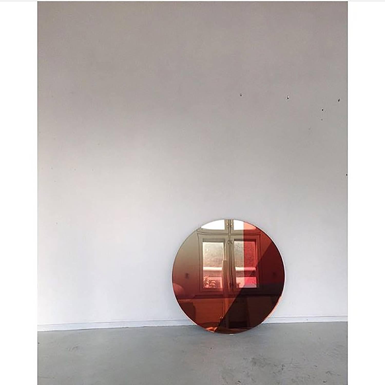 Zeitgenössischer großer runder spiegel 122 cm, Serie Seeing Glass by Sabine Marcelis (Moderne) im Angebot