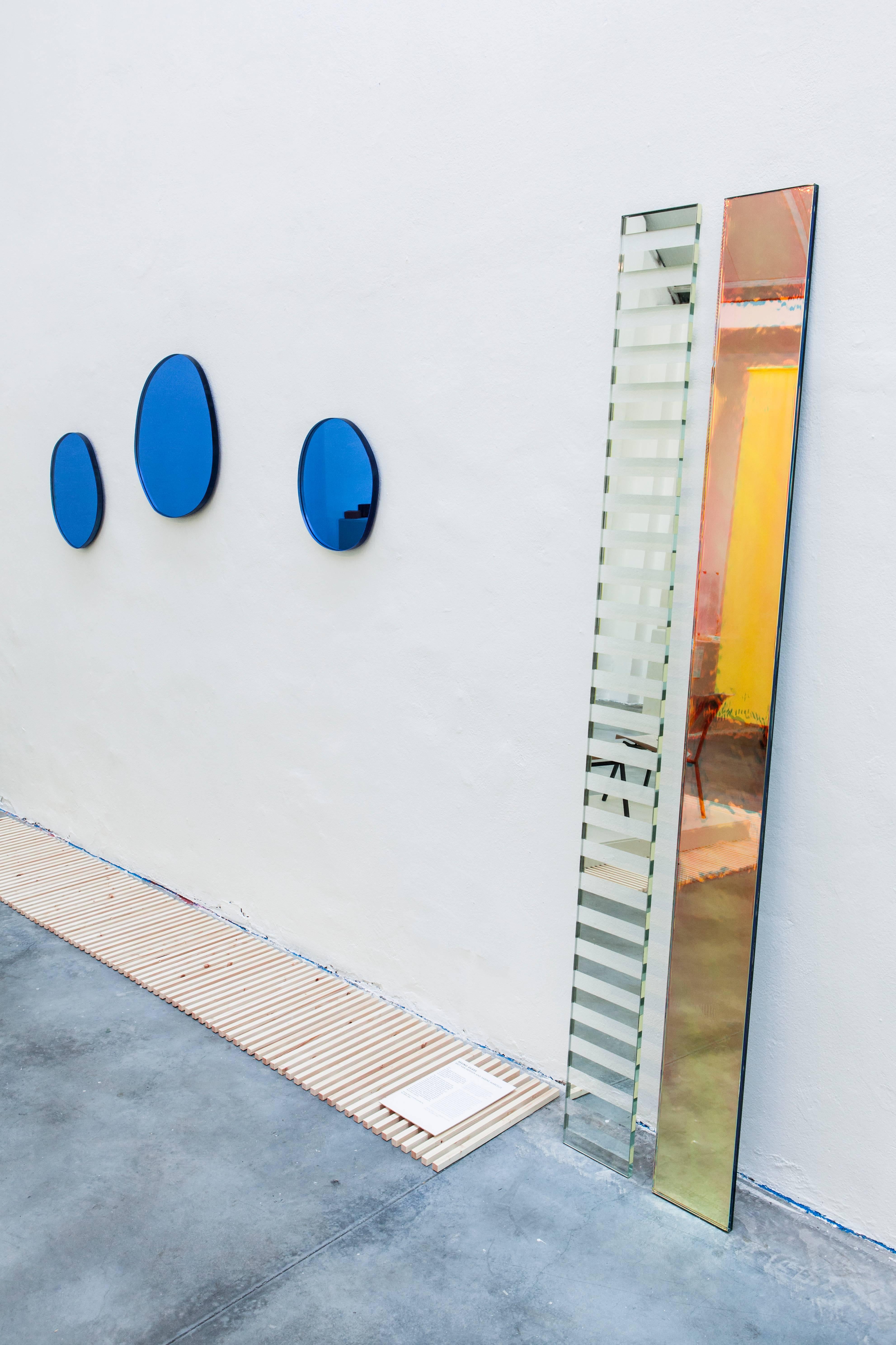 XXIe siècle et contemporain See One Contemporary Miroir mural rond en verre, 450, bleu, par Sabine Marcelis en vente