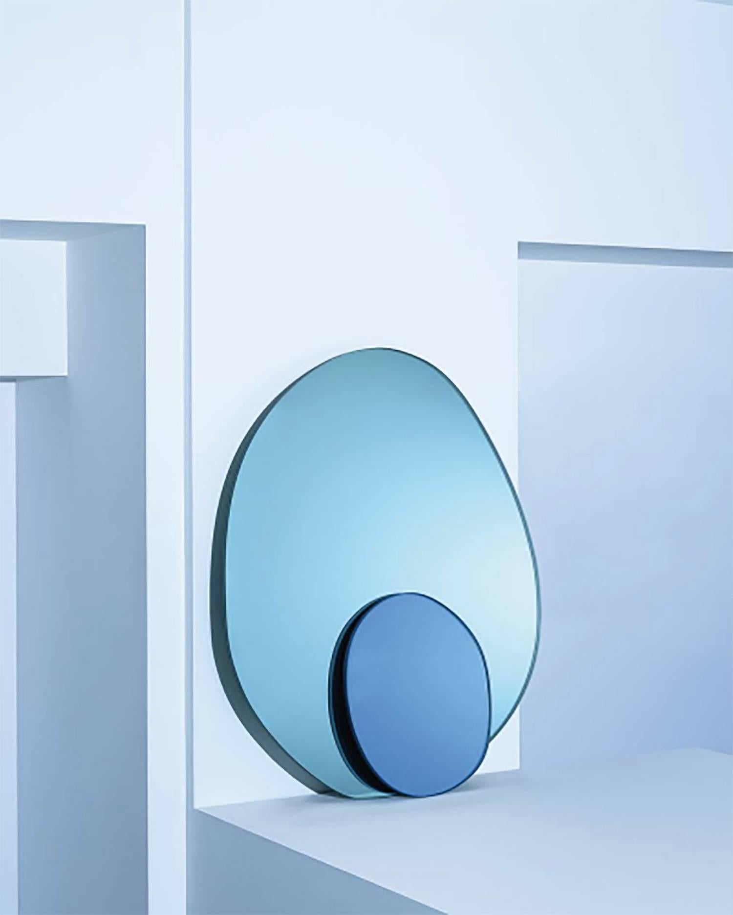 Contemporary Seeing Glass Off Round Wall Mirror, 450, Blau, von Sabine Marcelis (Folie) im Angebot