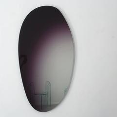 Miroir mural contemporain Off Round Hue n° 2, de Sabine Marcelis, violet aubergine